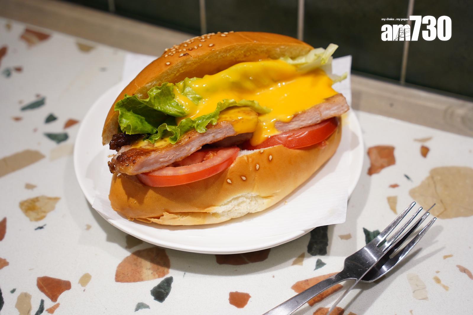 華嫂冰室招牌豬扒包。(吳康琦攝)