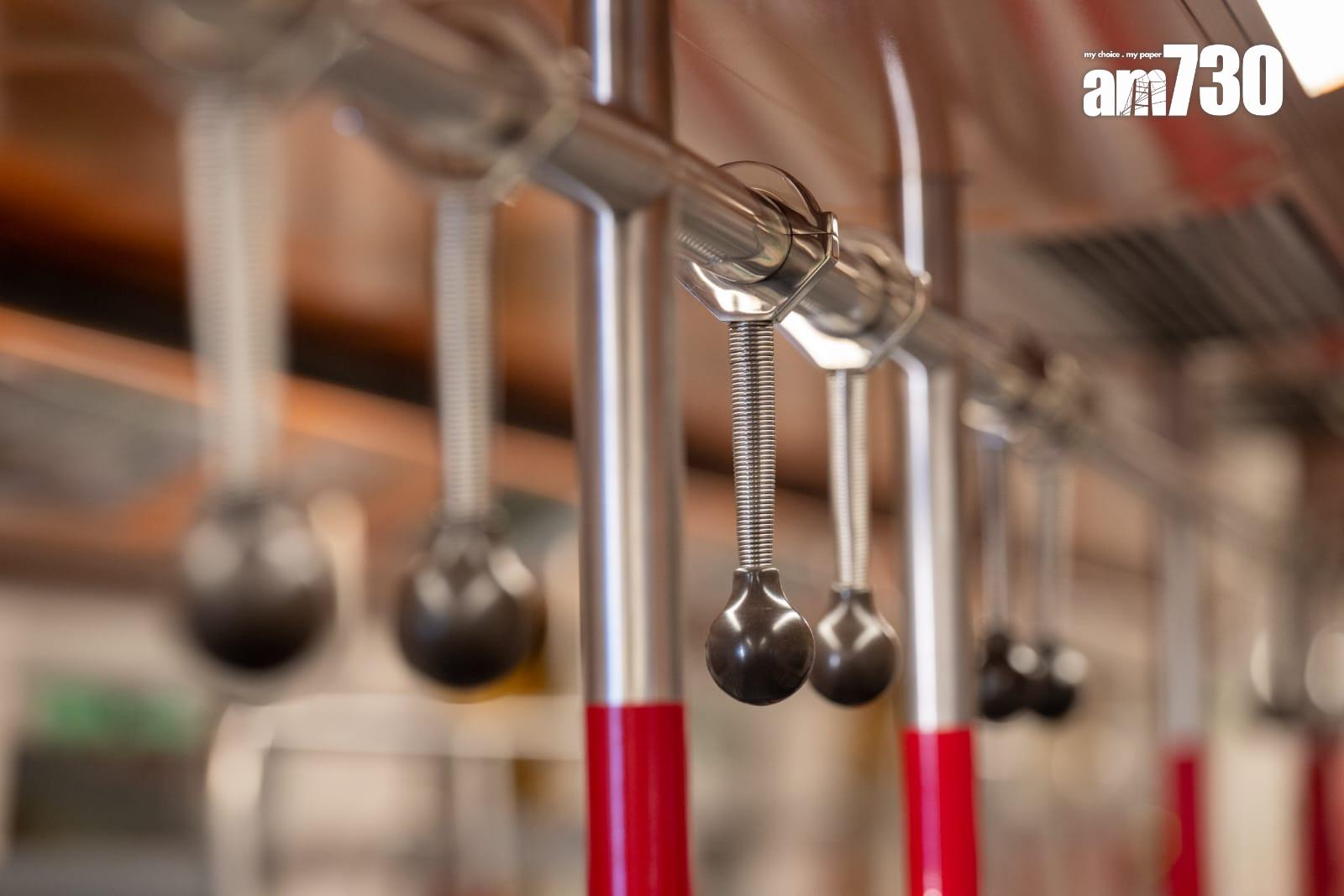 主題車廂重現第一代車廂元素,如「波波扶手」、橙黃色車廂天花。(陳奕釗攝)