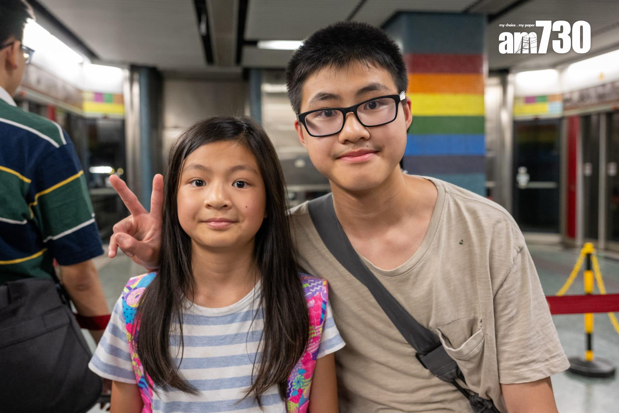 港鐵45週年主題列車首航,陳氏兄妹。(陳奕釗攝)
