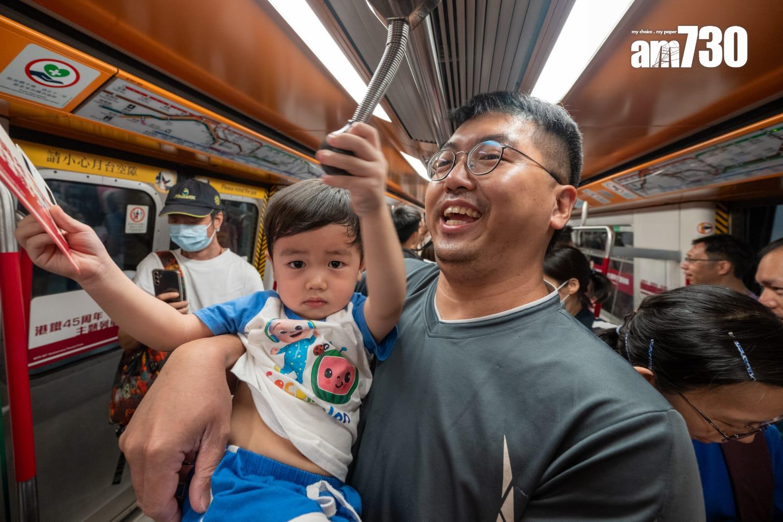 港鐵45周年首代白頭列車停彩虹站供打卡。(陳奕釗攝)