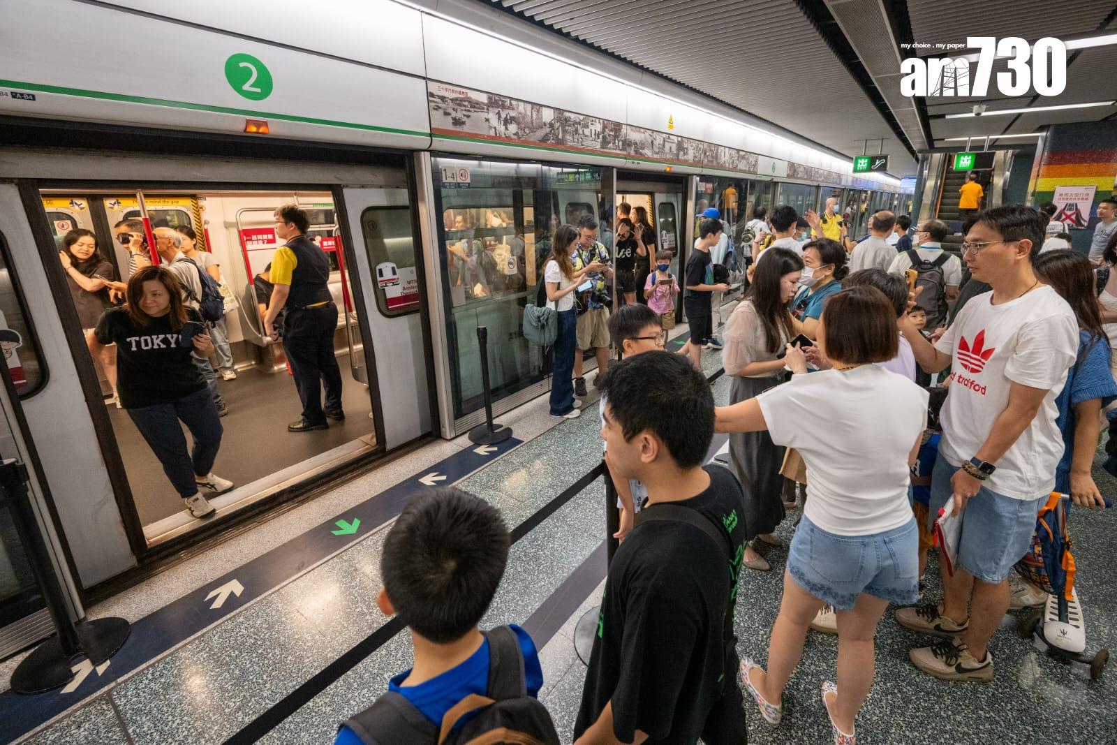 港鐵45周年首代白頭列車停彩虹站供打卡。(陳奕釗攝)