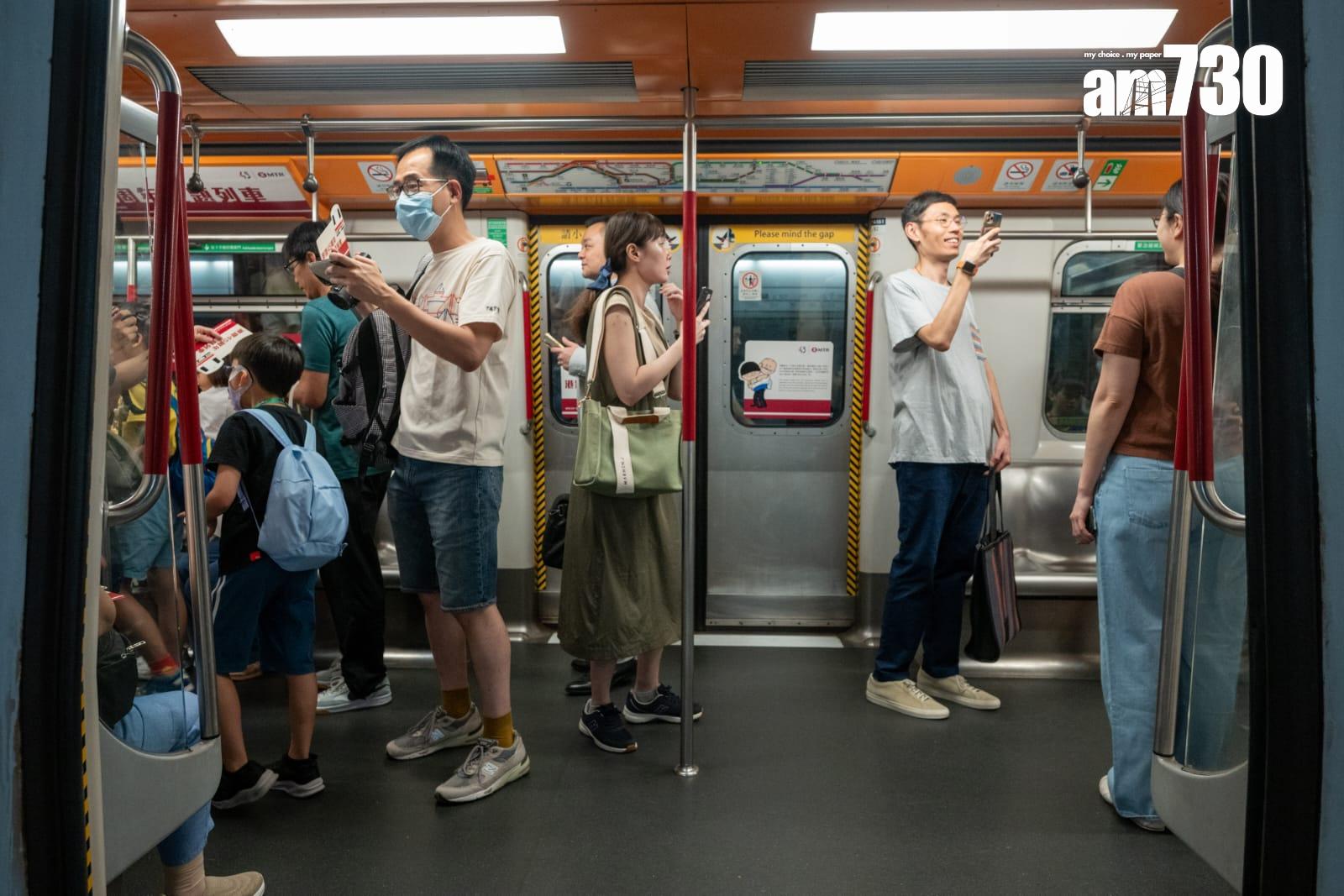 港鐵45周年首代白頭列車停彩虹站供打卡。(陳奕釗攝)