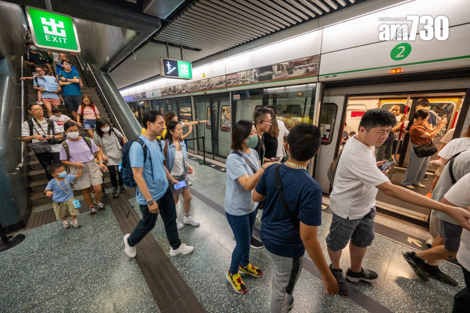 港鐵45周年首代白頭列車停彩虹站供打卡。(陳奕釗攝)