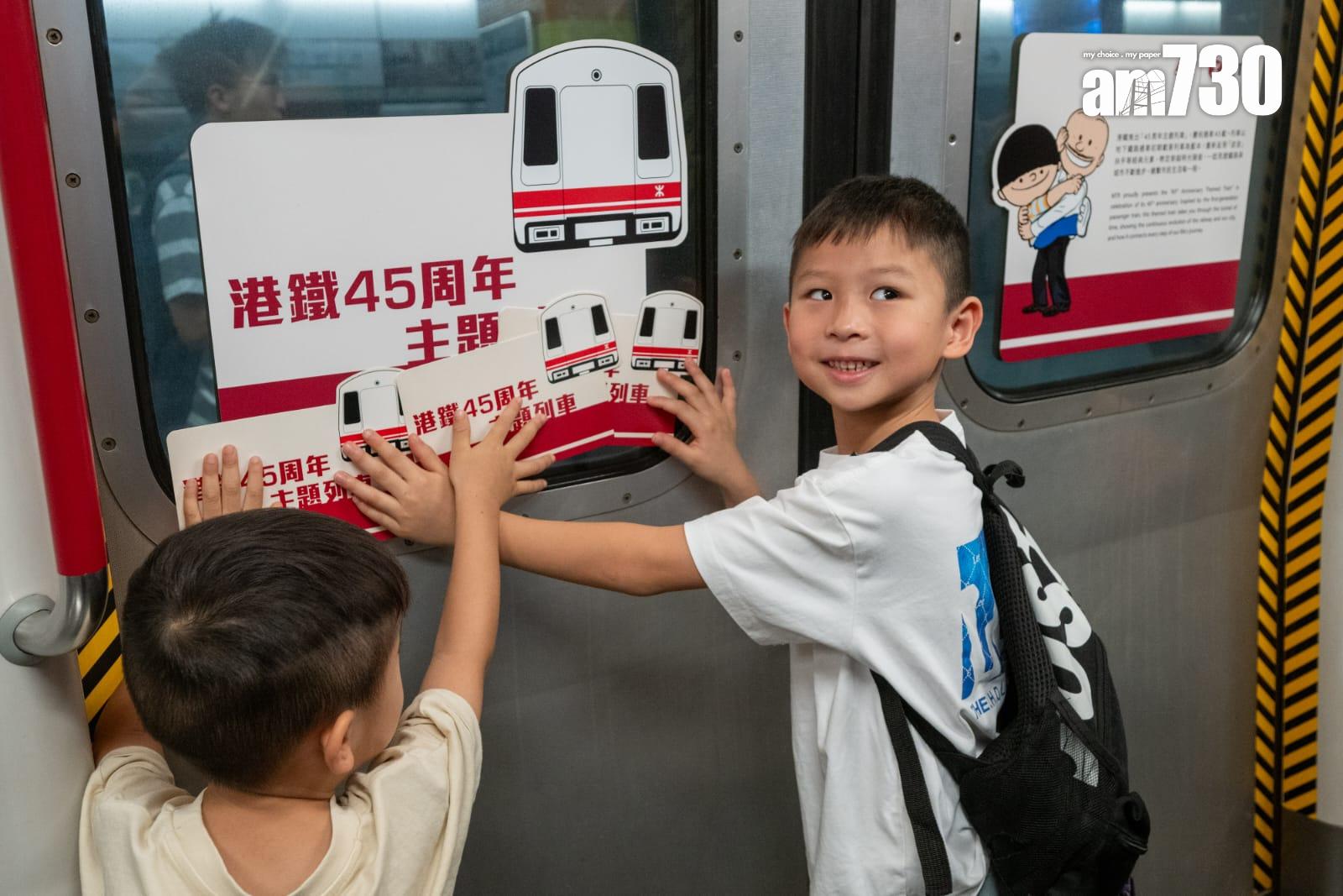 港鐵45周年首代白頭列車停彩虹站供打卡。(陳奕釗攝)