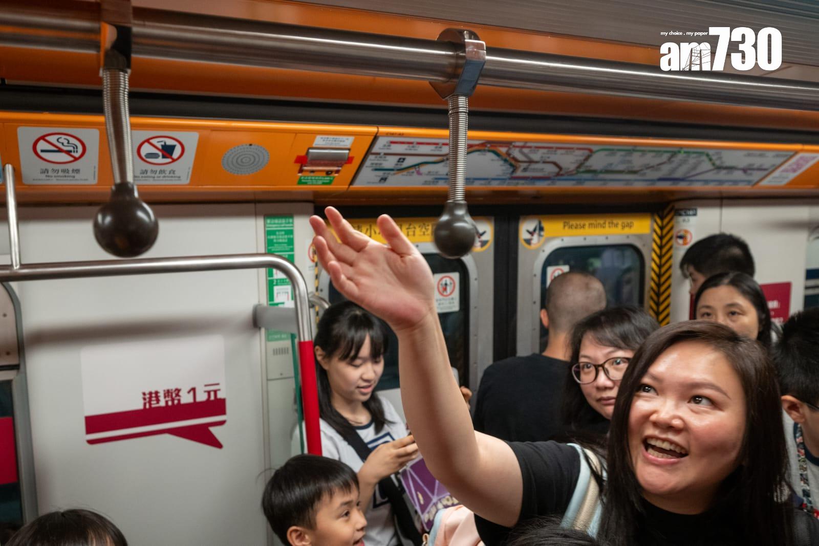港鐵45周年首代白頭列車停彩虹站供打卡。(陳奕釗攝)