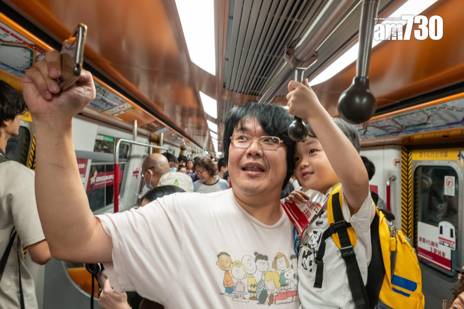 港鐵45周年首代白頭列車停彩虹站供打卡。(陳奕釗攝)