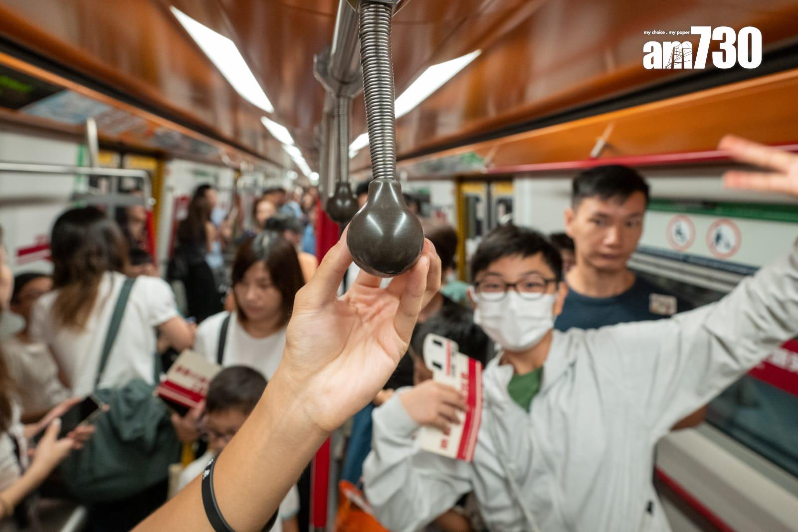 港鐵45周年首代白頭列車停彩虹站供打卡。(陳奕釗攝)
