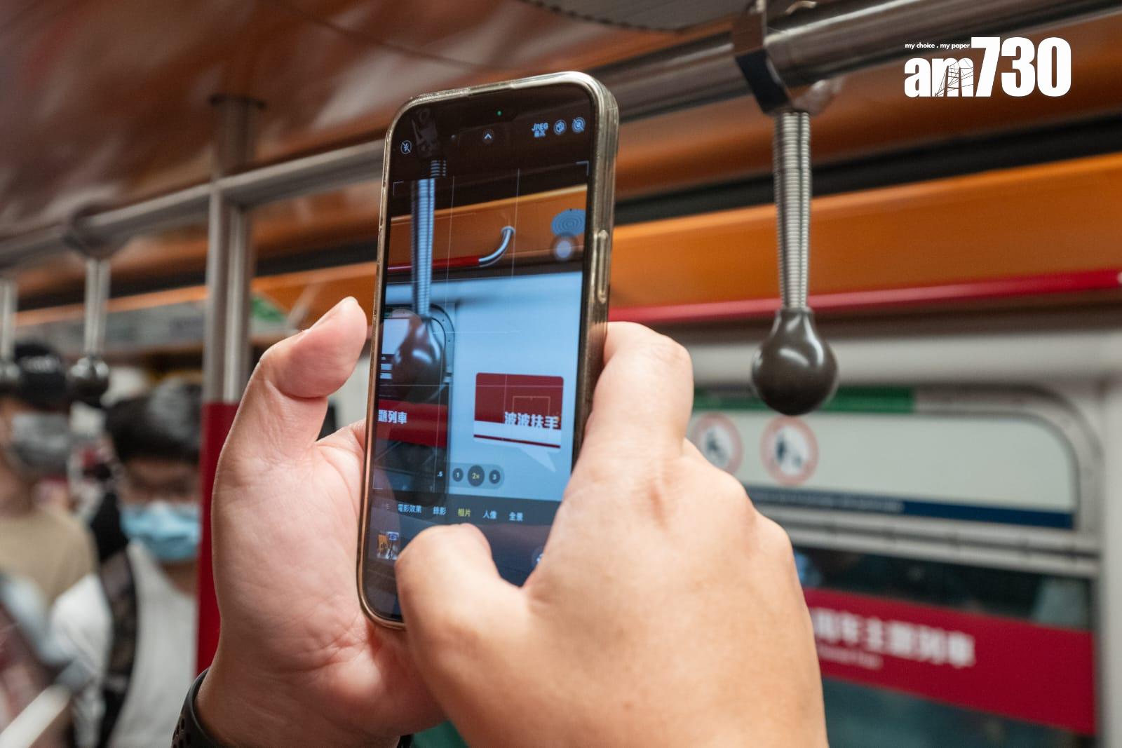 港鐵45周年首代白頭列車停彩虹站供打卡。(陳奕釗攝)