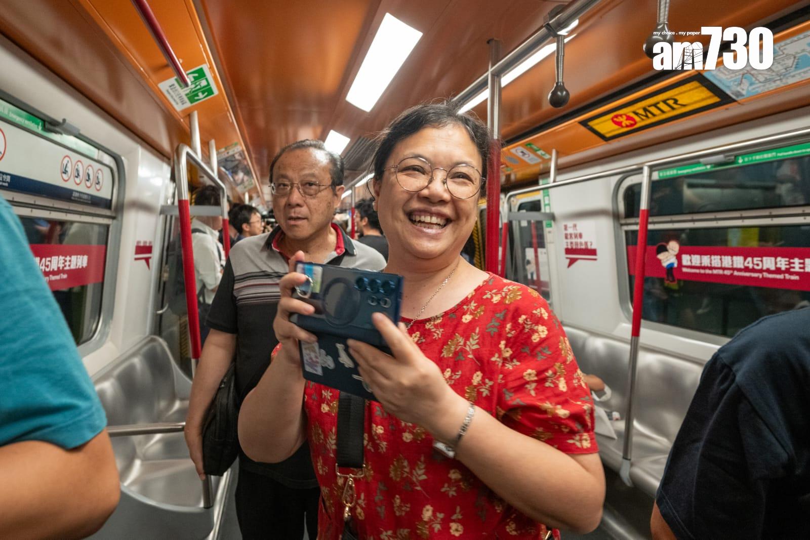 港鐵45周年首代白頭列車停彩虹站供打卡。(陳奕釗攝)