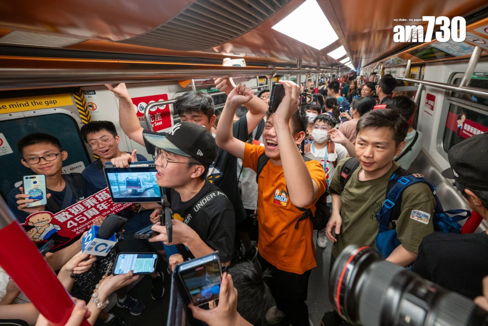 港鐵45周年首代白頭列車停彩虹站供打卡。(陳奕釗攝)