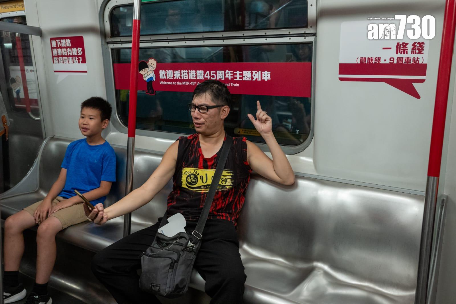 港鐵45周年首代白頭列車停彩虹站供打卡。(陳奕釗攝)