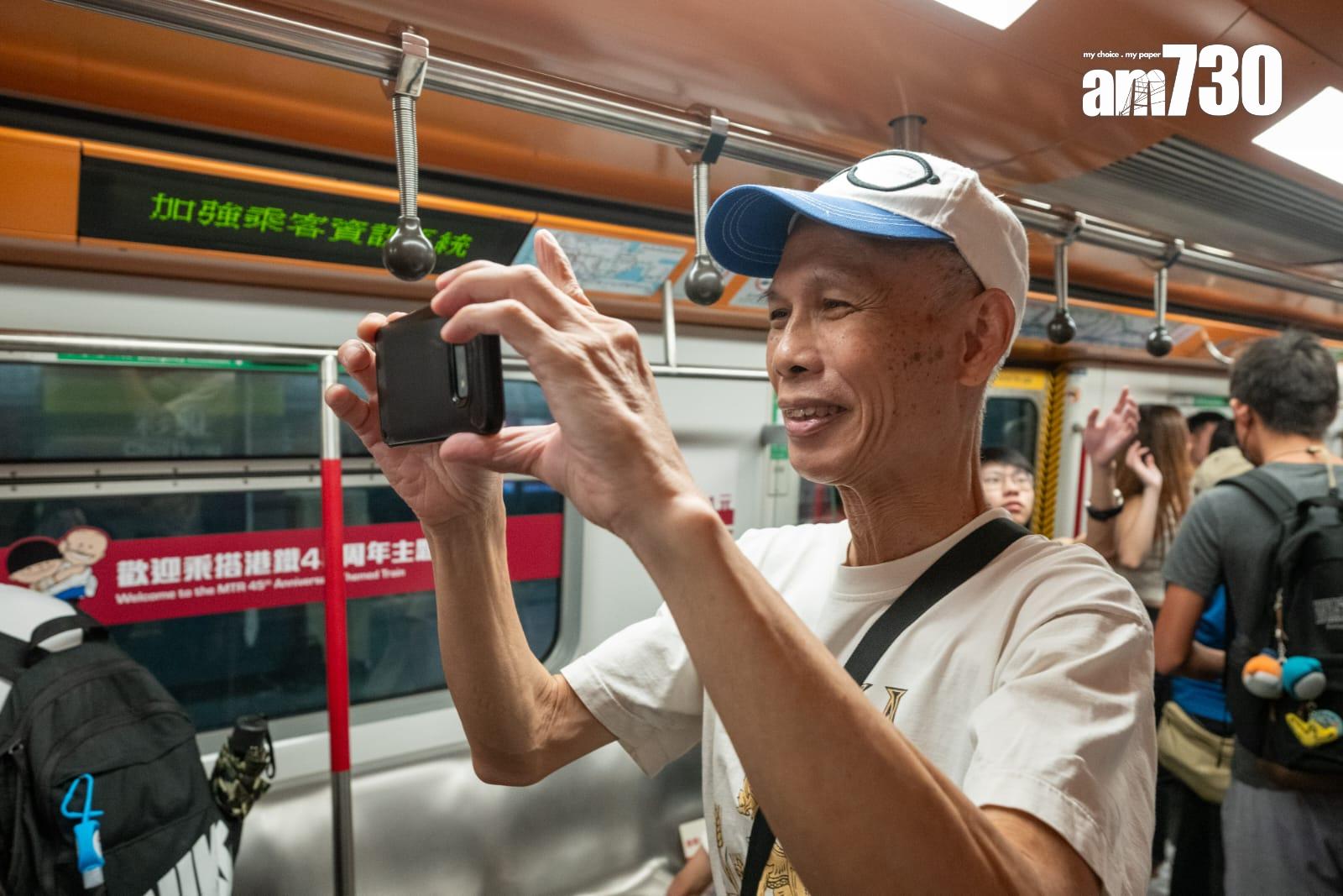 港鐵45周年首代白頭列車停彩虹站供打卡。(陳奕釗攝)