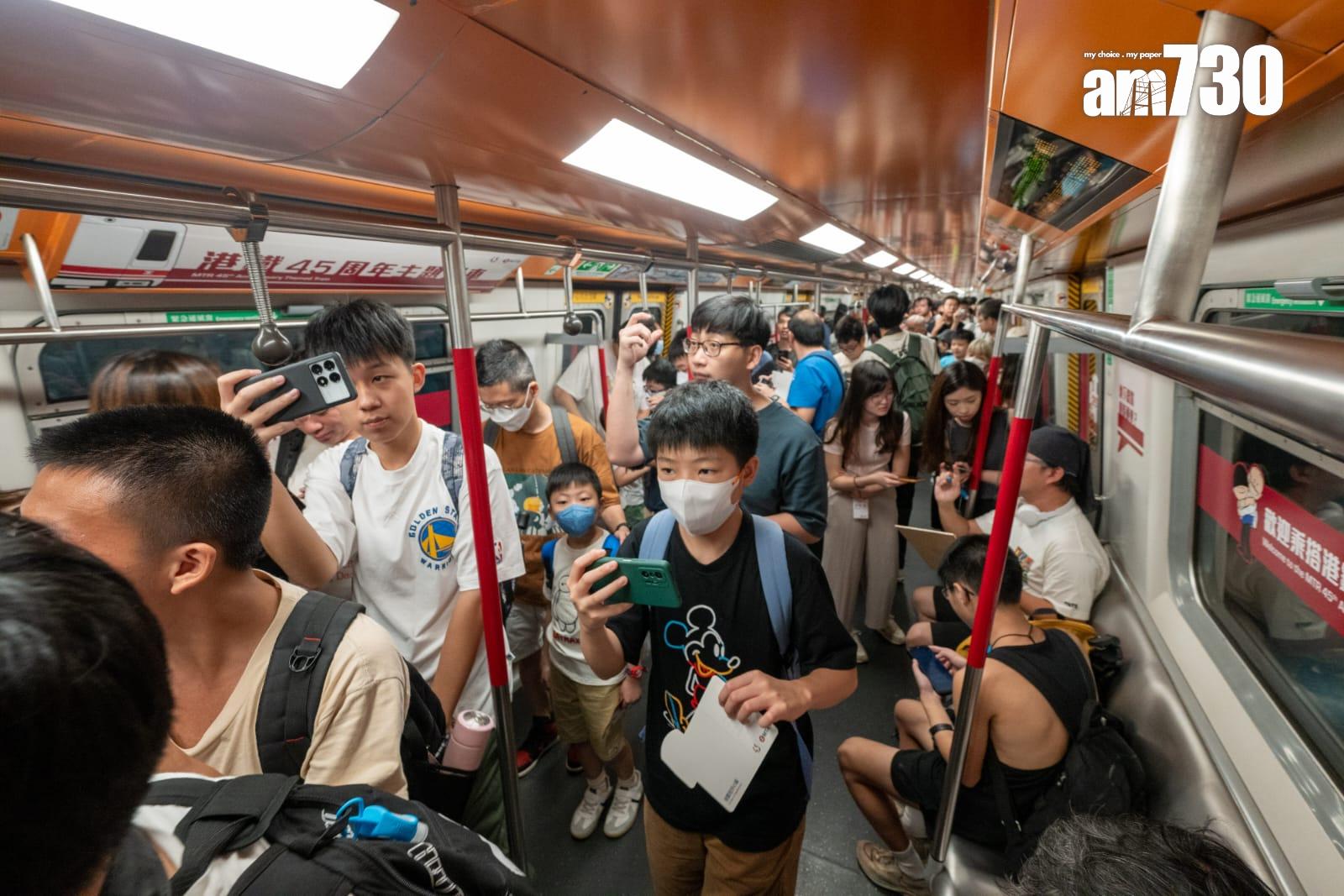 港鐵45周年首代白頭列車停彩虹站供打卡。(陳奕釗攝)