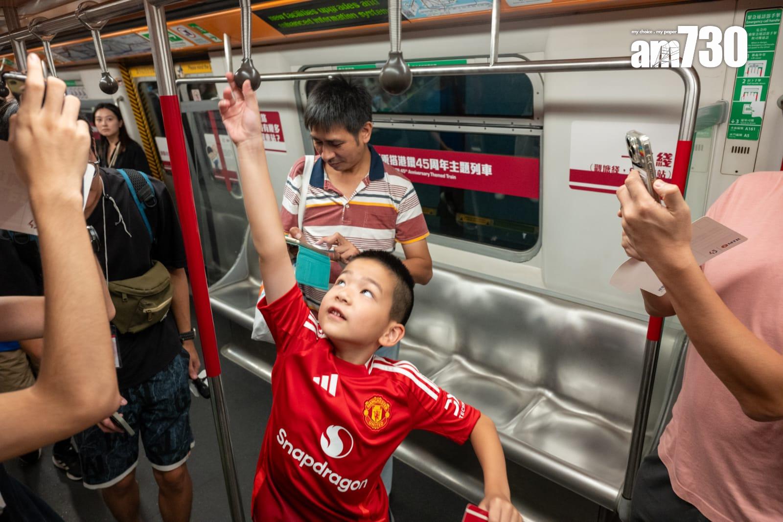 港鐵45周年首代白頭列車停彩虹站供打卡。(陳奕釗攝)