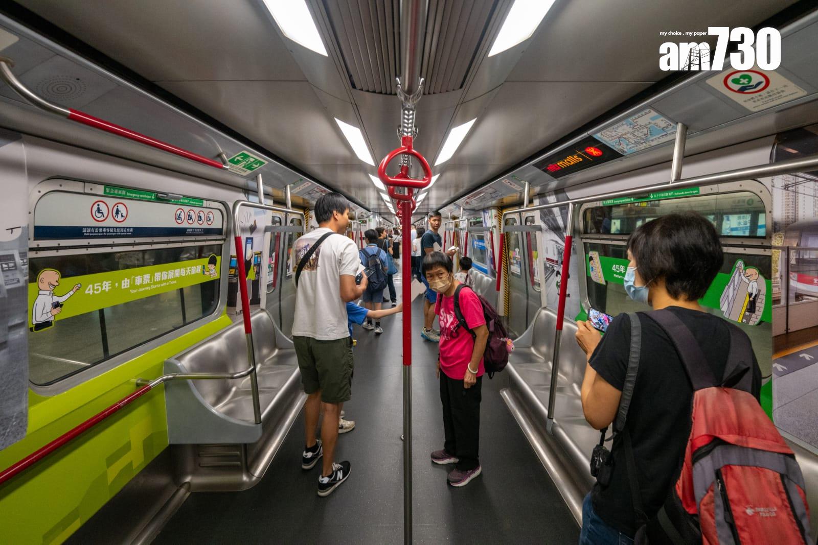 港鐵45周年首代白頭列車停彩虹站供打卡。(陳奕釗攝)