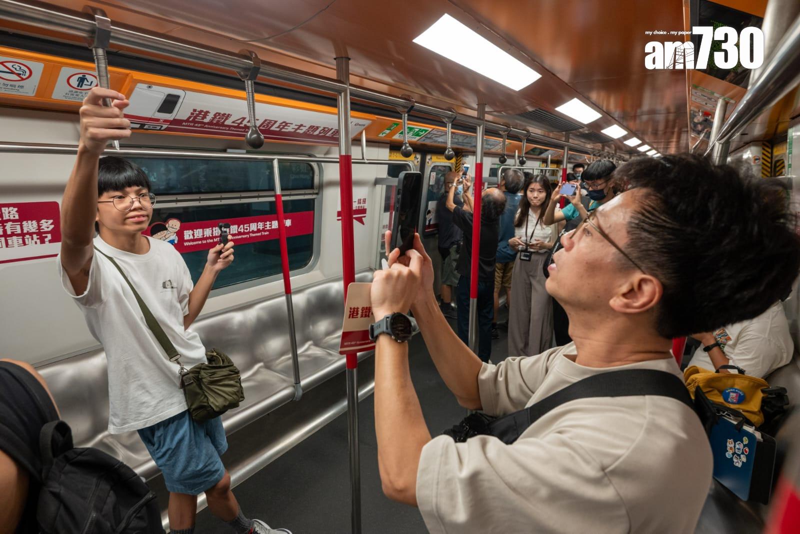 港鐵45周年首代白頭列車停彩虹站供打卡。(陳奕釗攝)