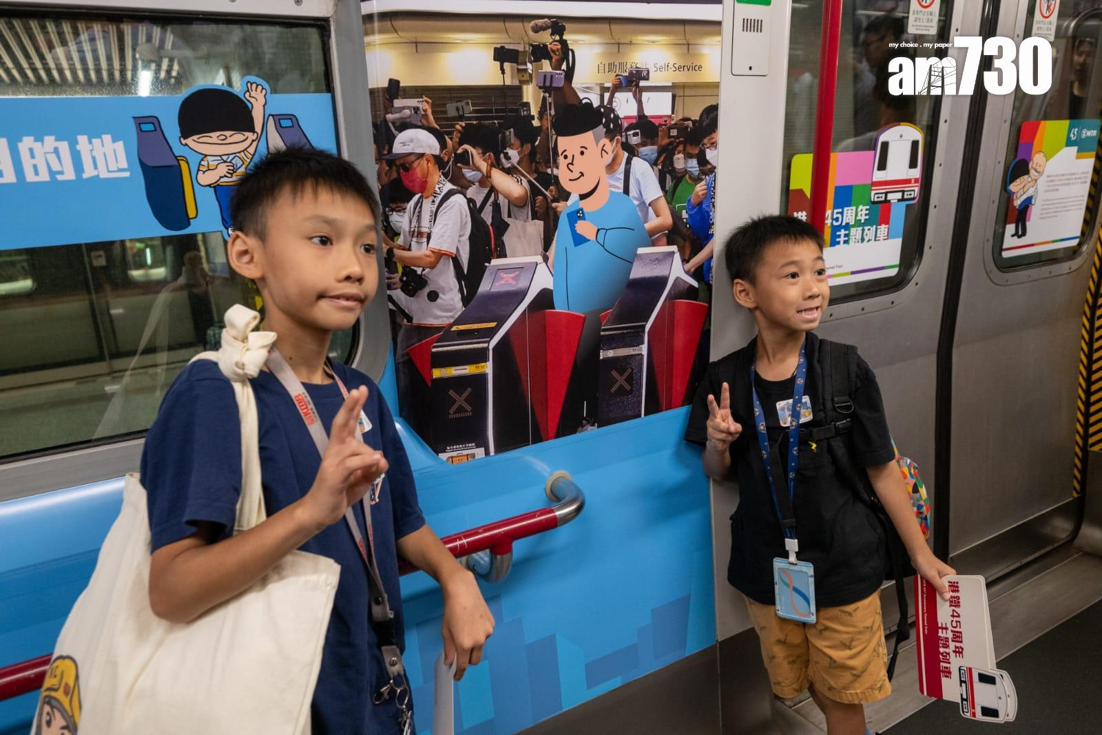 港鐵45周年首代白頭列車停彩虹站供打卡。(陳奕釗攝)