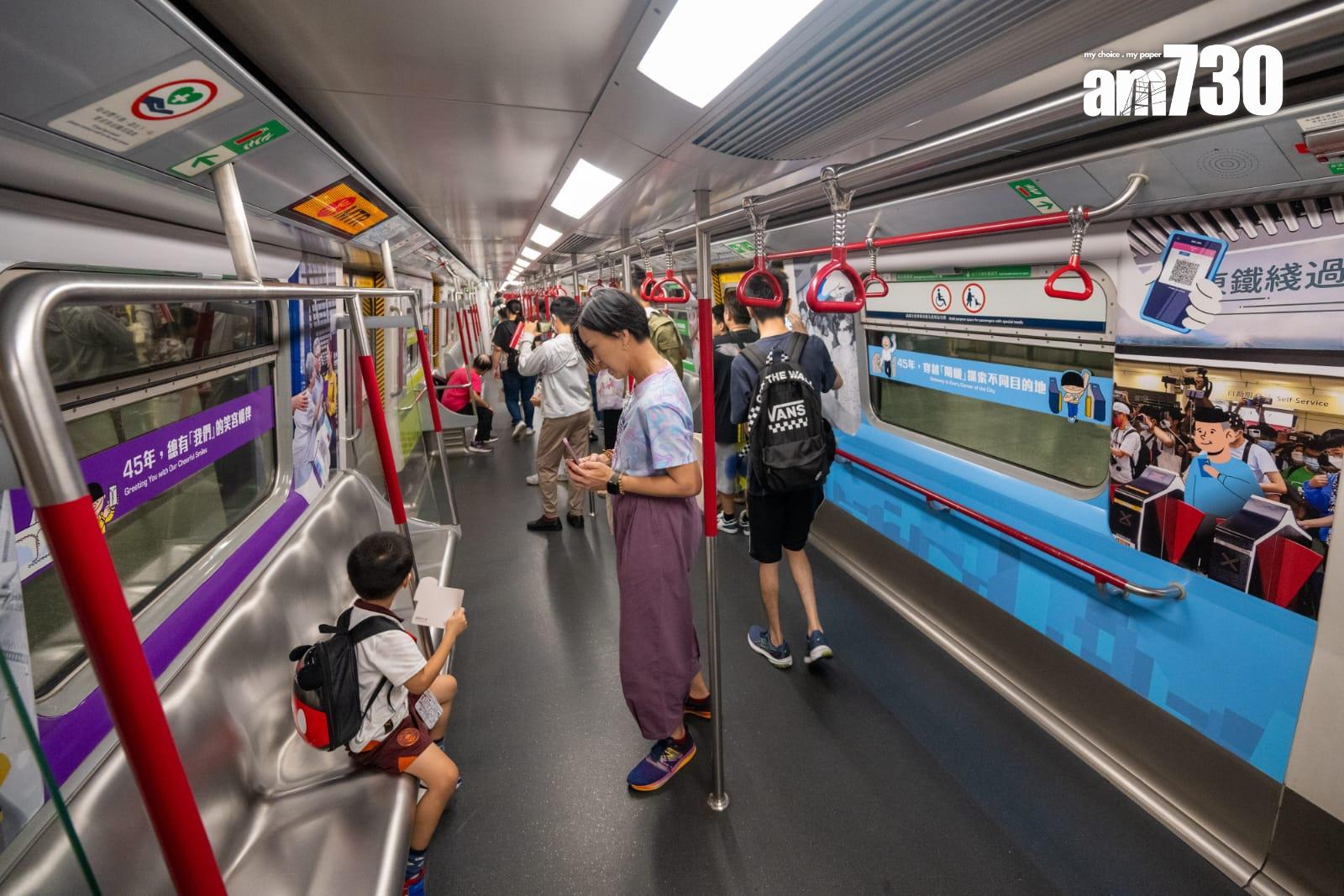 港鐵45周年首代白頭列車停彩虹站供打卡。(陳奕釗攝)