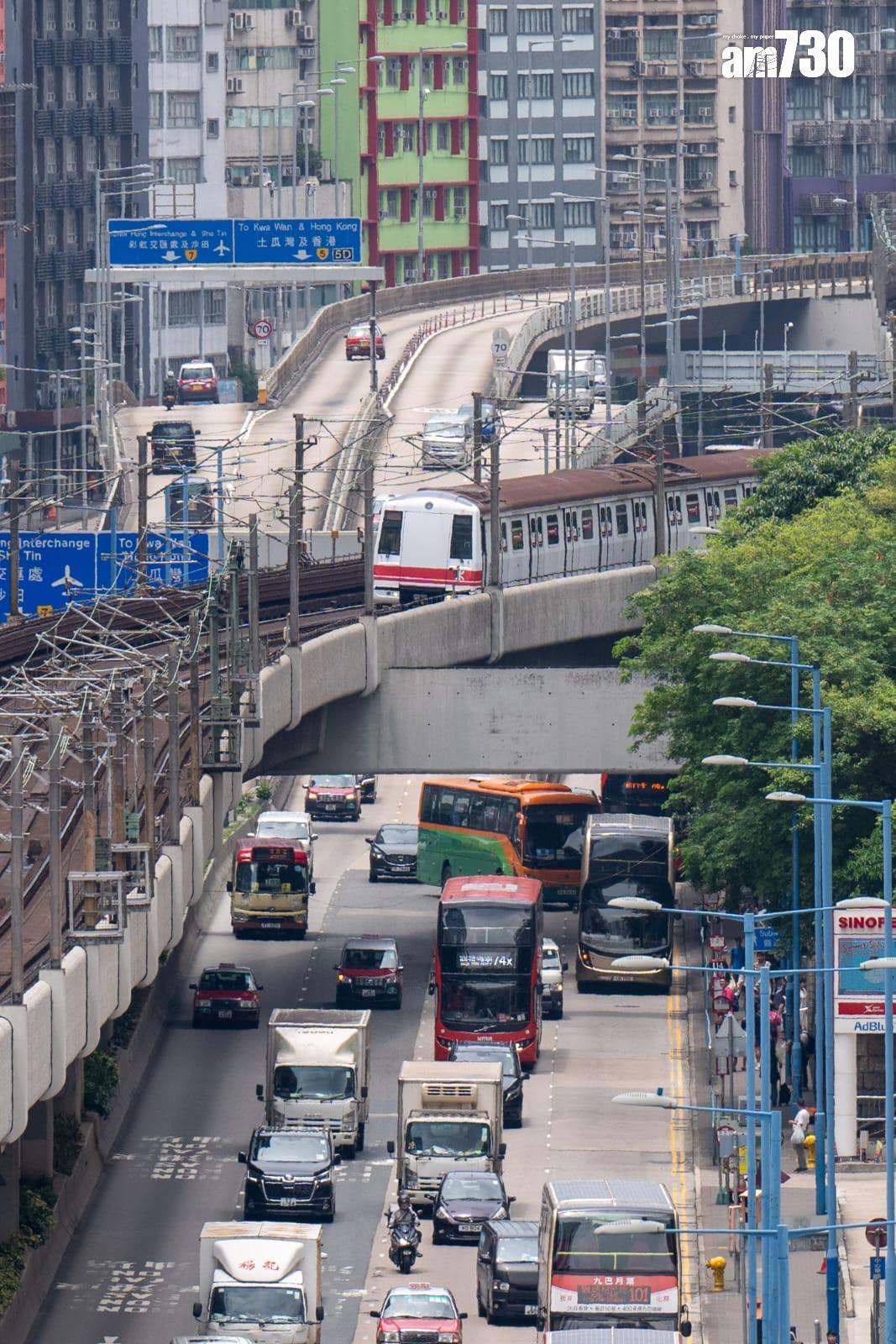 港鐵45周年首代白頭列車停彩虹站供打卡。(陳奕釗攝)