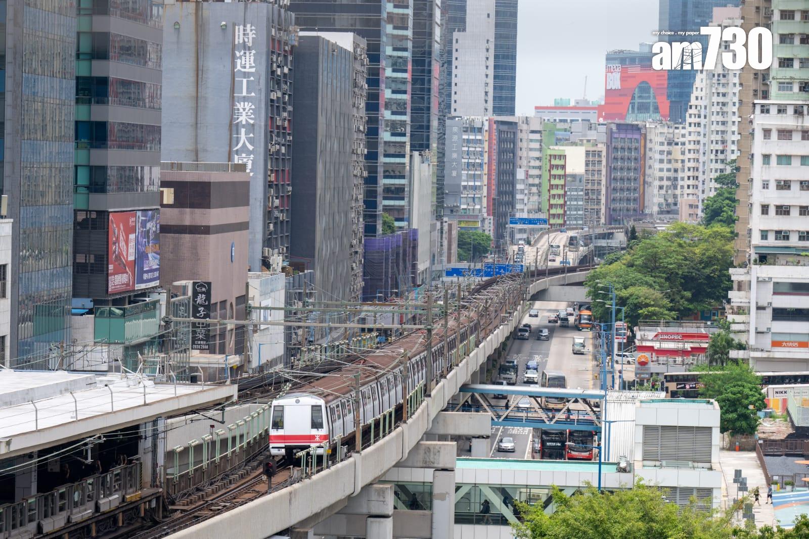 港鐵45周年首代白頭列車停彩虹站供打卡。(陳奕釗攝)
