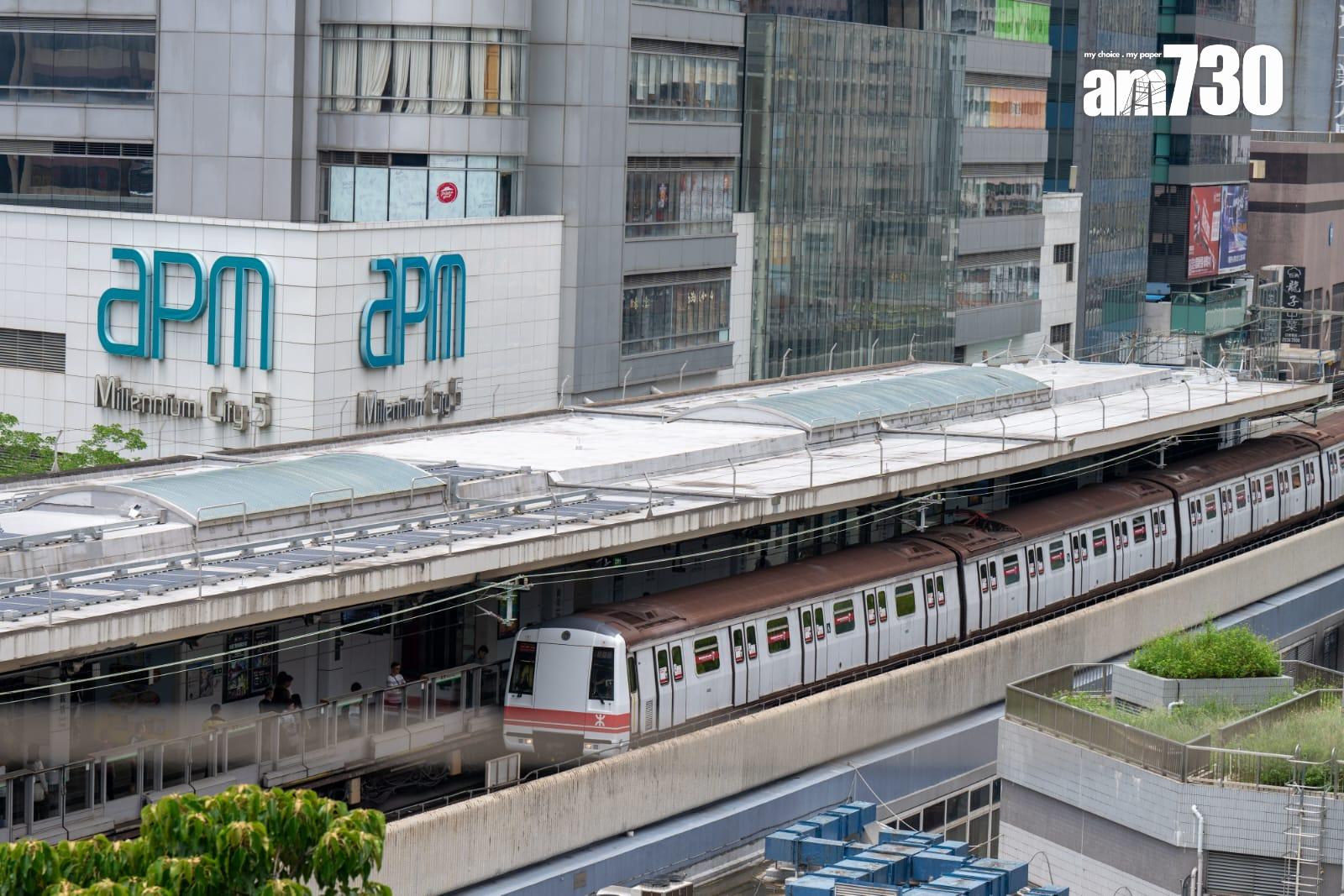 港鐵45周年首代白頭列車停彩虹站供打卡。(陳奕釗攝)