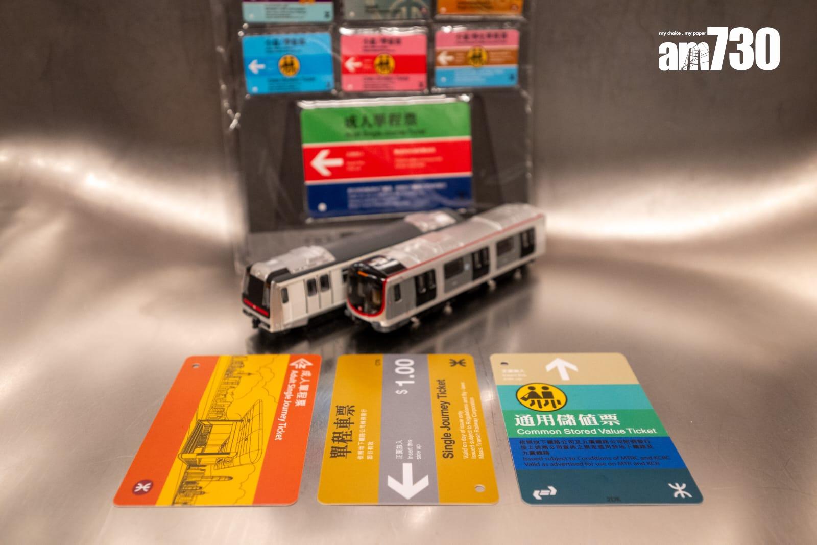 港鐵45周年首代白頭列車停彩虹站供打卡。(陳奕釗攝)