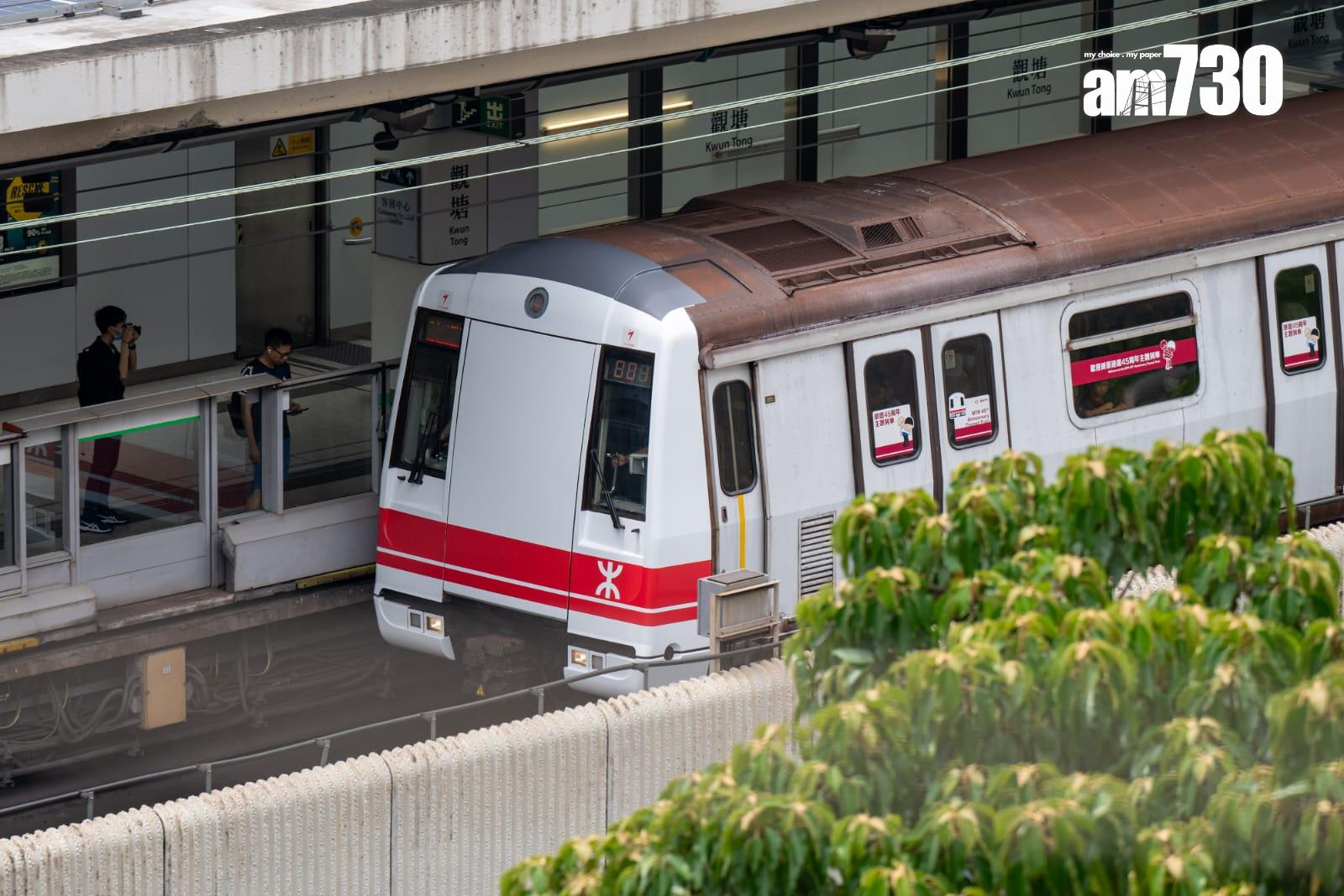 港鐵45周年首代白頭列車停彩虹站供打卡。(陳奕釗攝)
