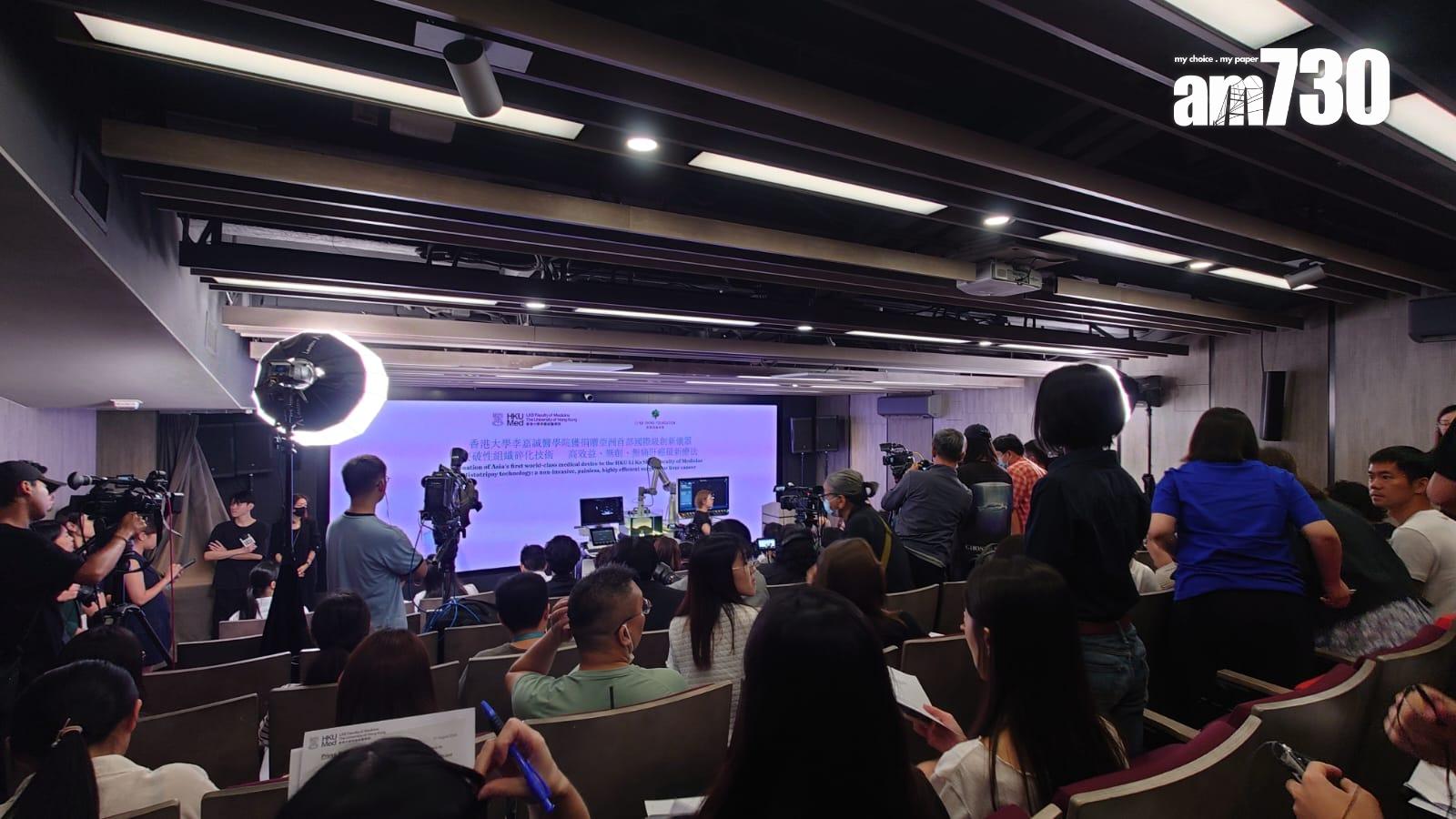 李嘉誠基金會向港大醫學院捐贈醫療器材。(陳易生攝)