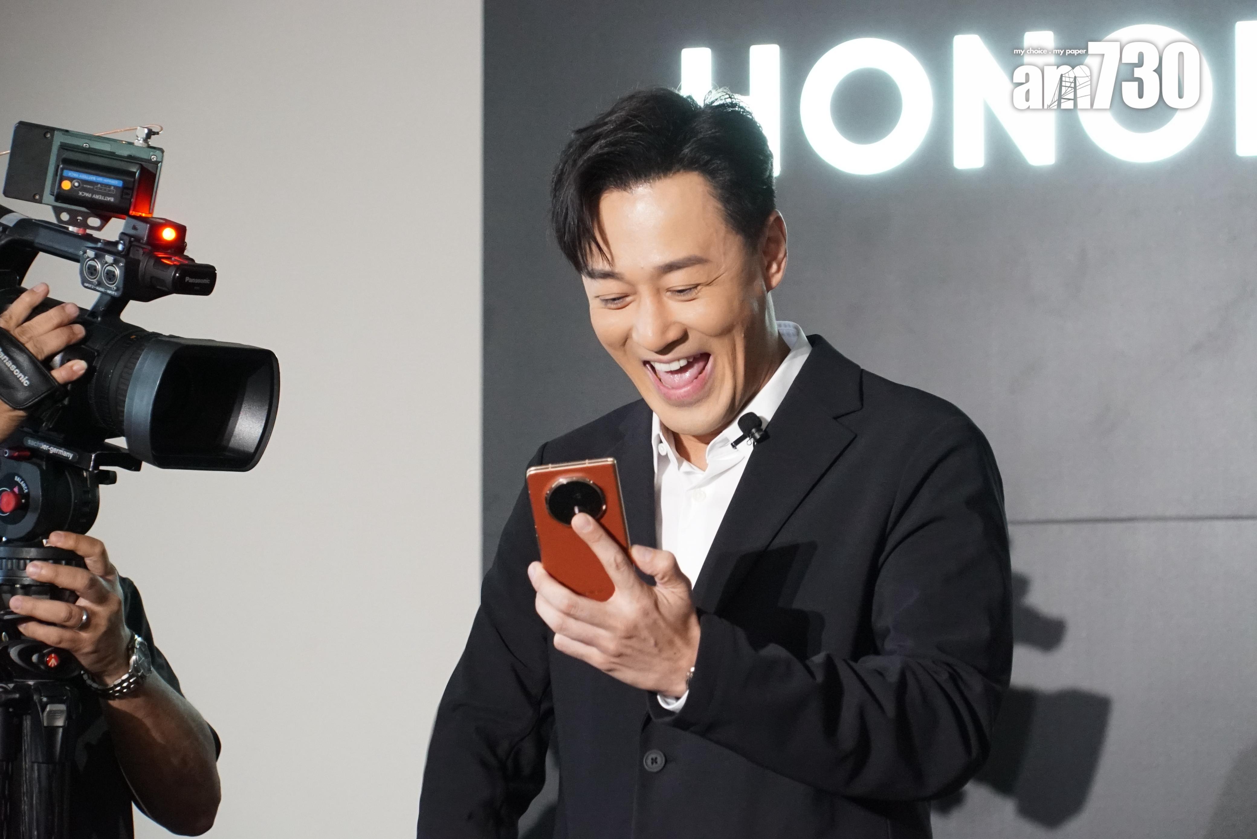 林峯嘗試新手機功能。(Perrins攝)