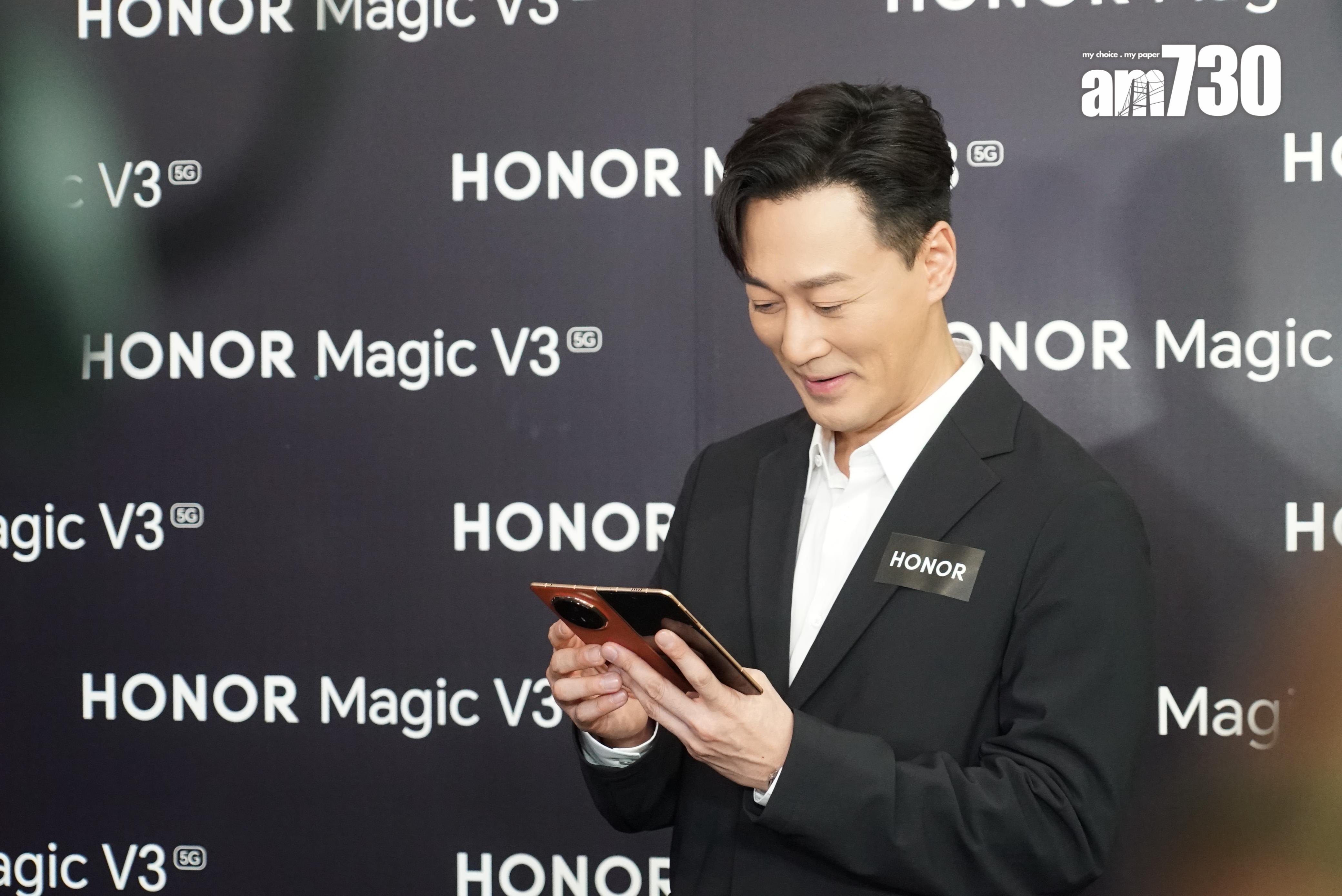 林峯嘗試新手機功能。(Perrins攝)