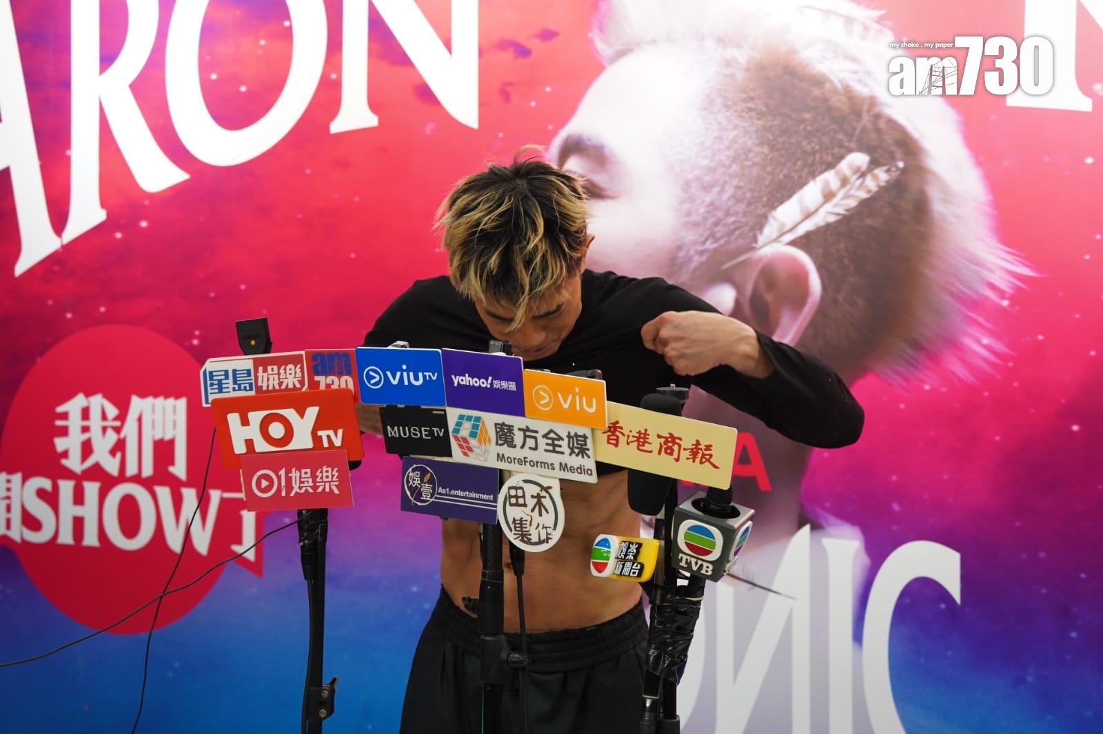 郭富城完騷受訪時扯高T-Shirt,自言對身形感滿意。(吳康琦攝)