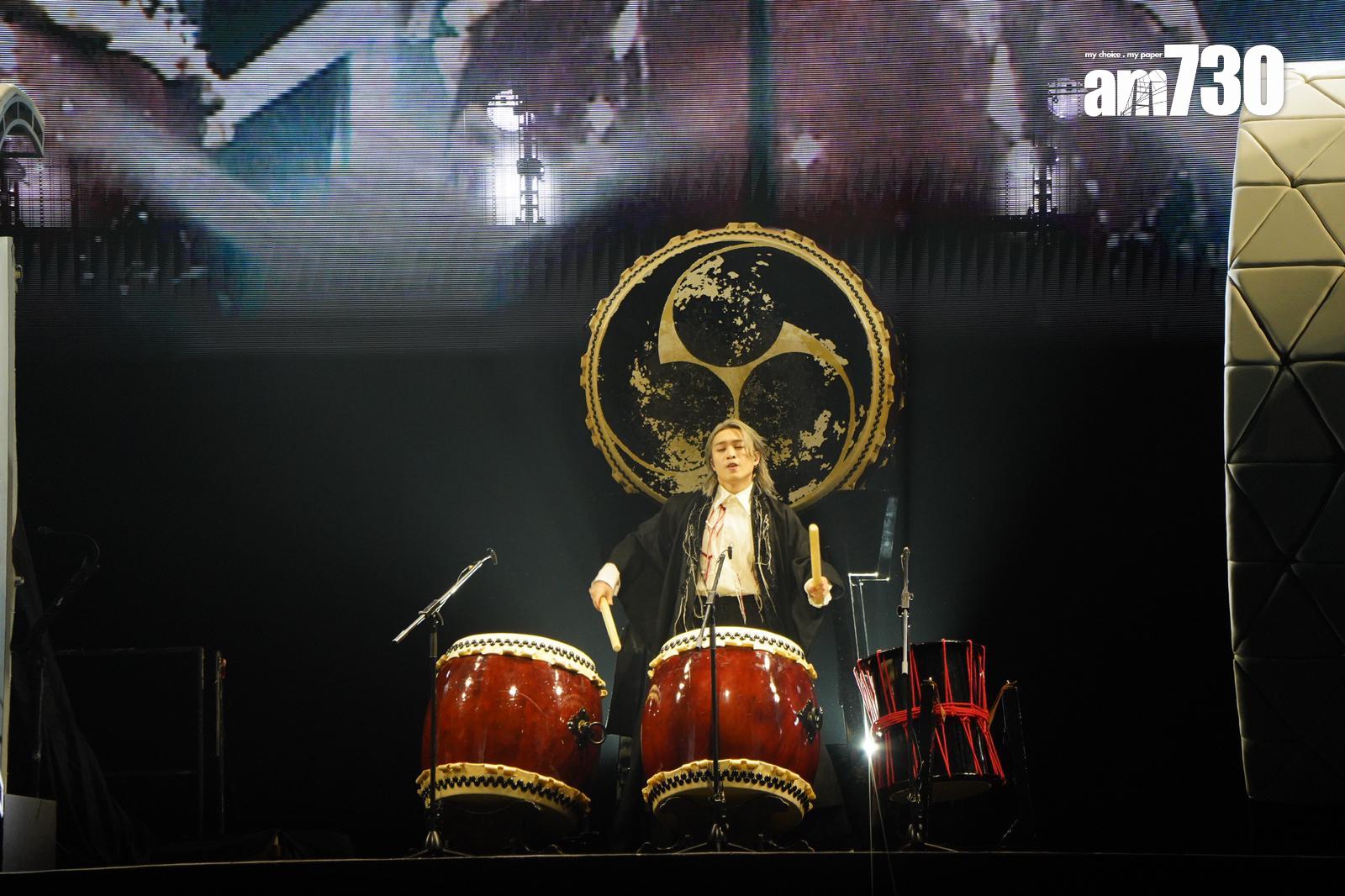Jer演繹《約齊靈魂在墳墓開生日派對》親身上陣solo打太鼓。(吳康琦攝)
