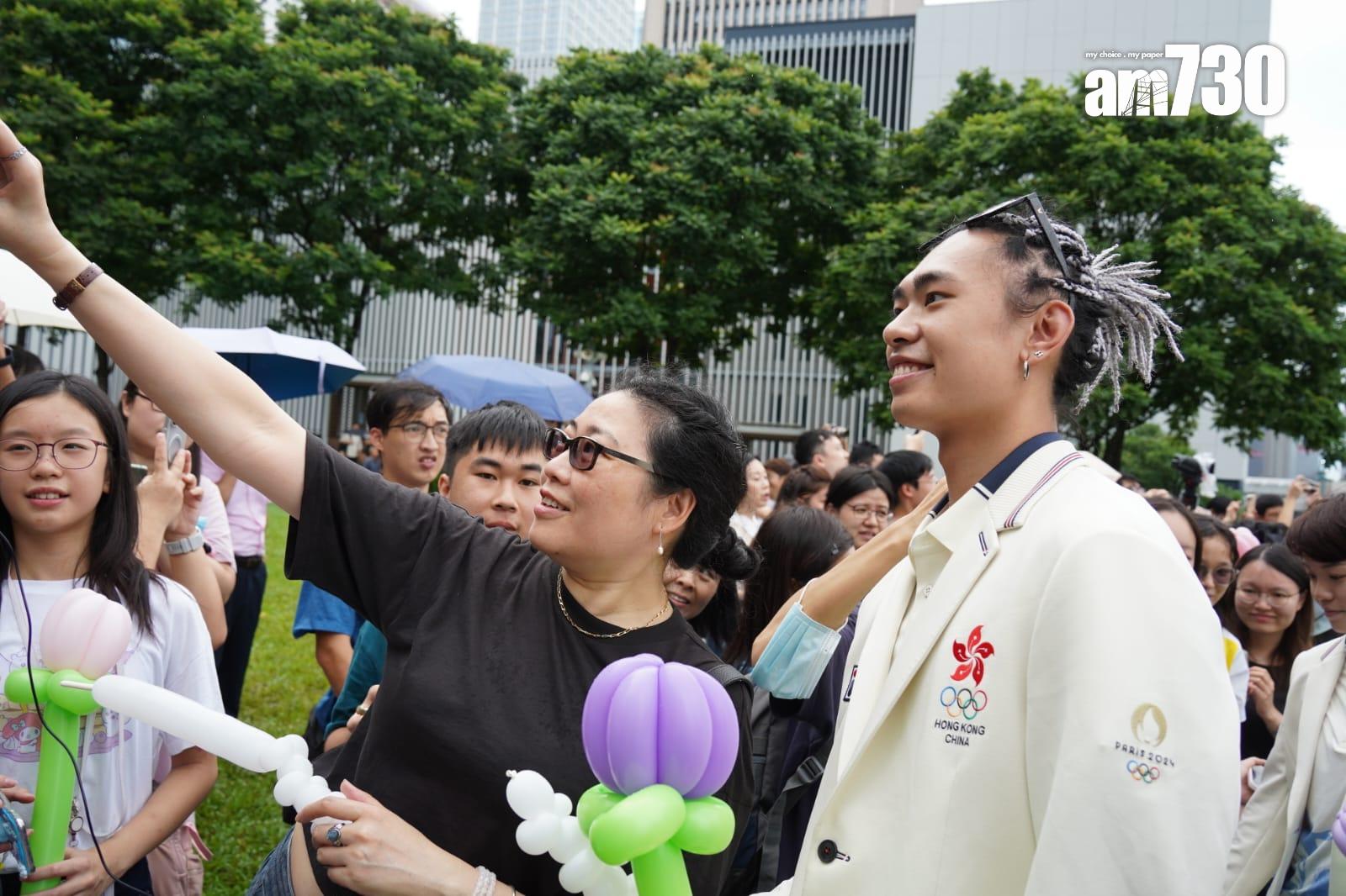 巴黎奧運港隊巡遊|中國香港代表團成員抵添馬公園與學生交流。(吳康琦攝)