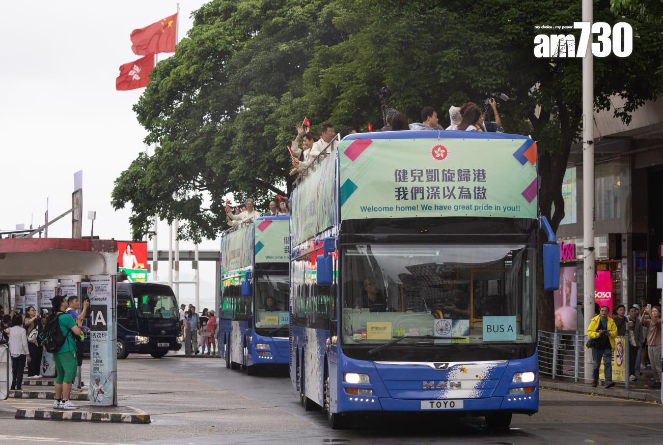巴黎奧運會中國香港代表團巴士巡遊抵達尖沙咀,獲在場市民遊客歡迎。(蘇文傑攝)