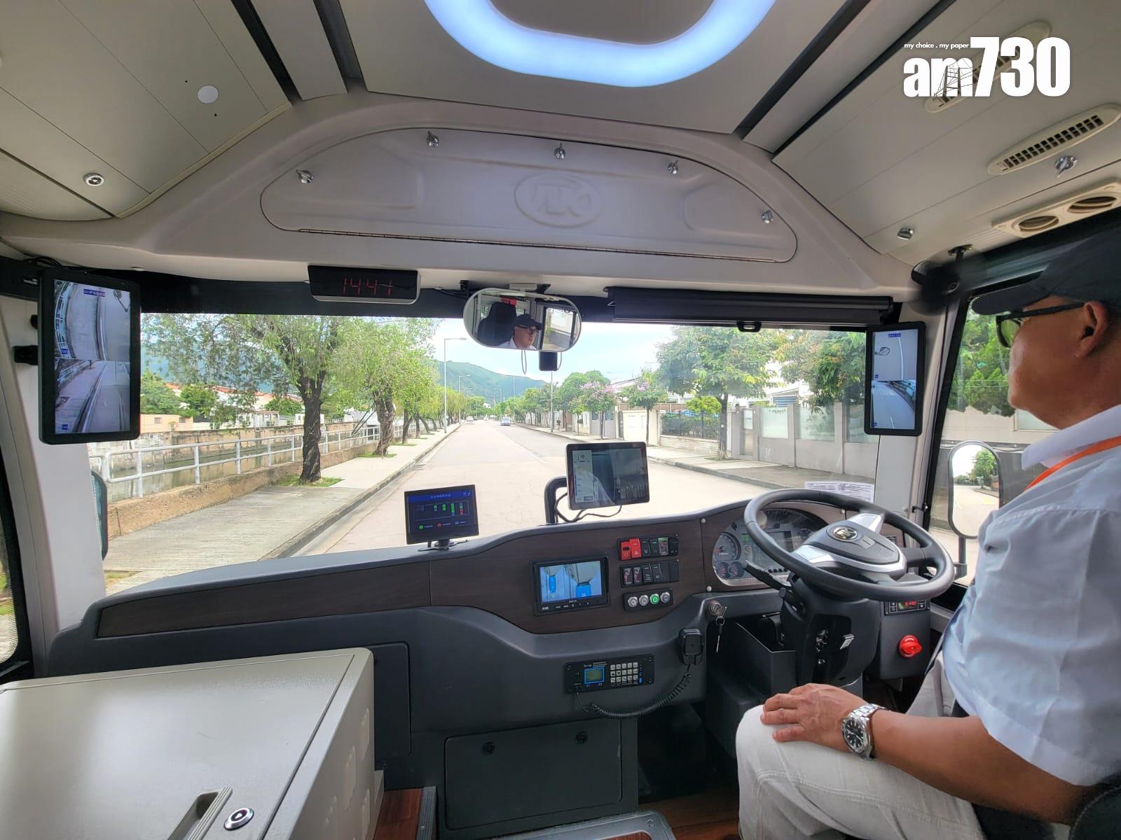 無人駕駛小巴8月26日起在錦綉花園試驗接載居民。(林俊源攝)