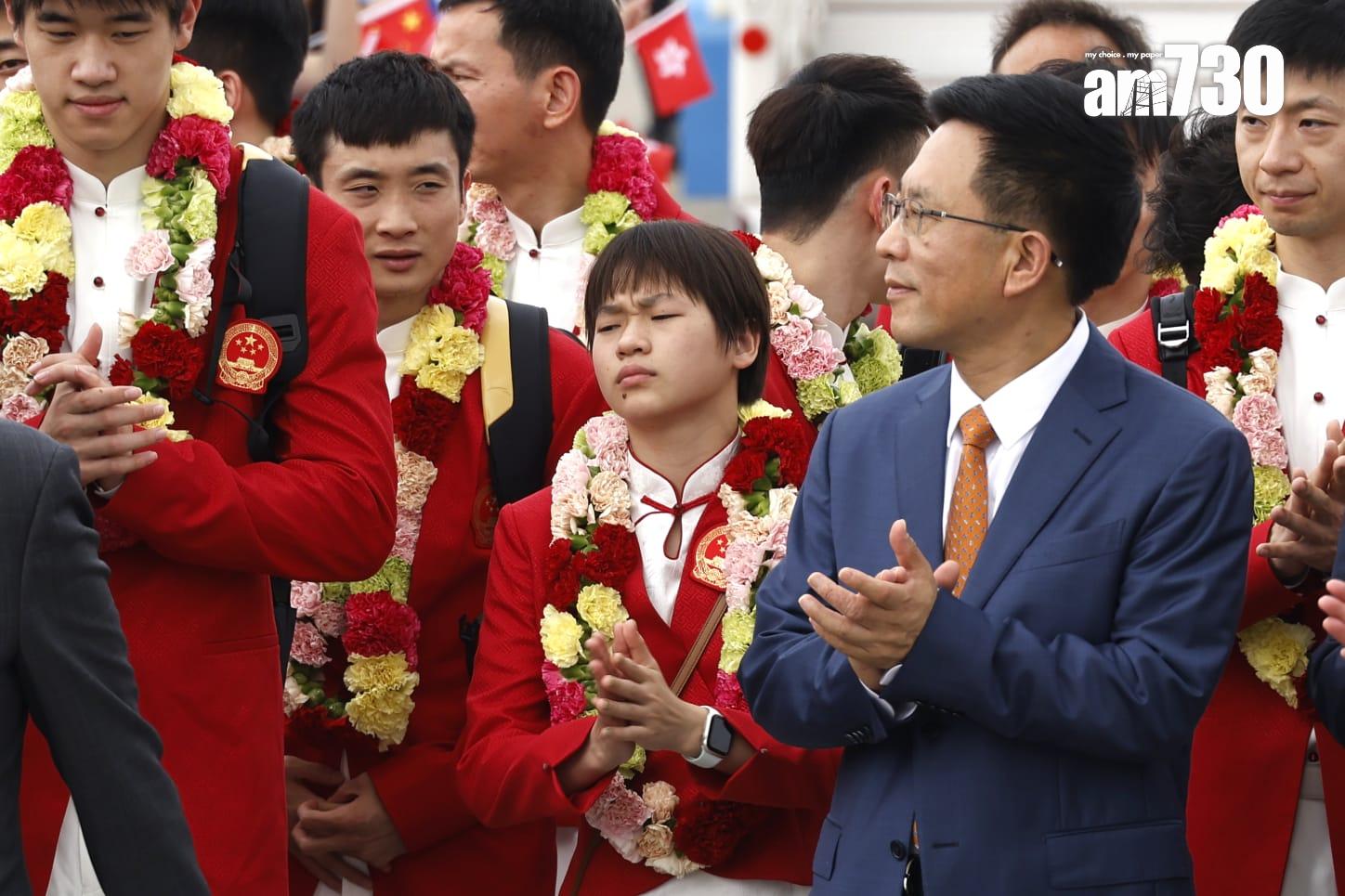 國家隊訪港|「新跳水皇后」全紅嬋似乎休息不足,落機後列隊準備出席儀式時一度打呵欠(林俊源攝)