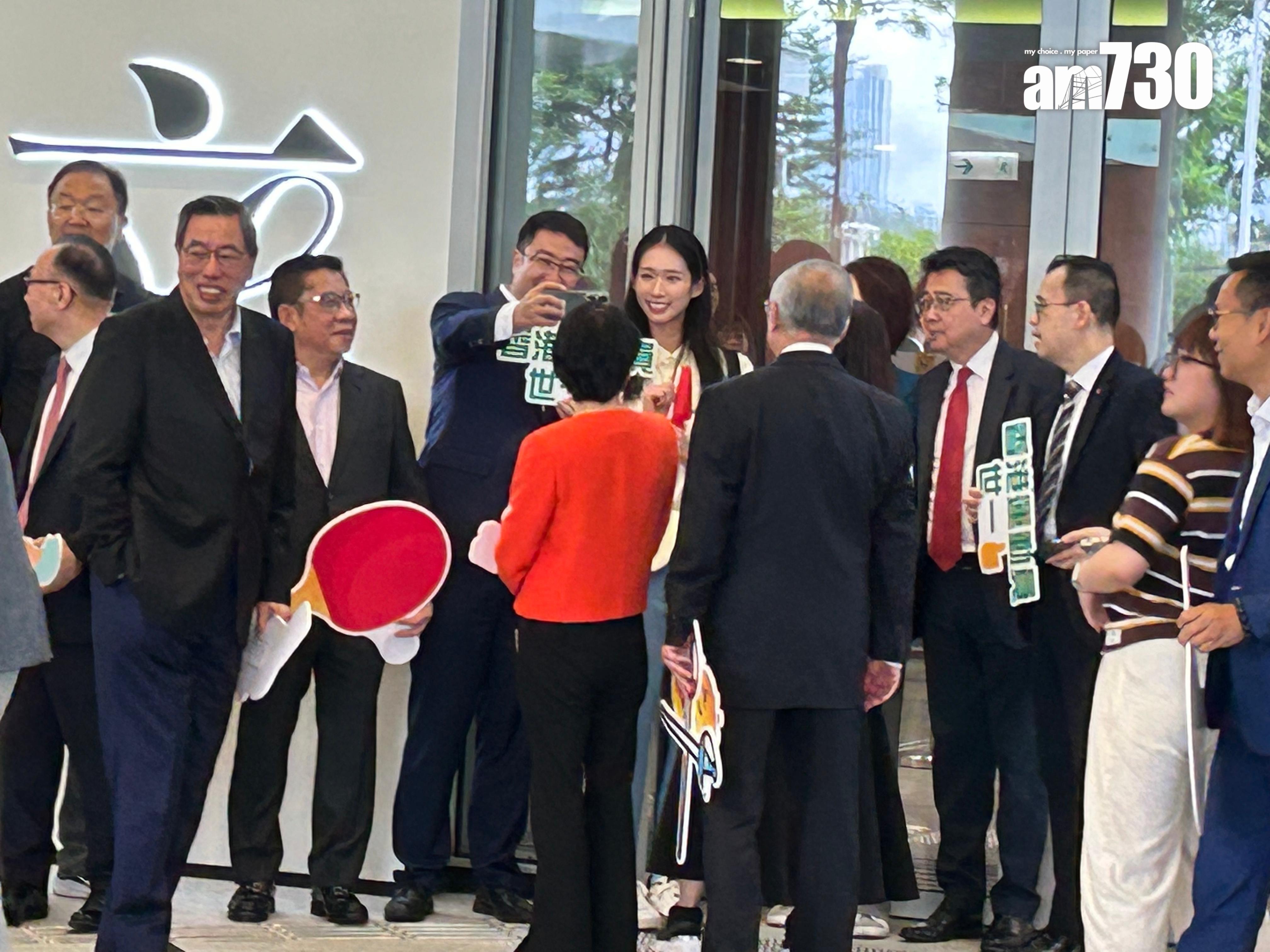 巴黎奧運港隊巡遊|議員把握機會與各運動員「打卡」合照,最受歡迎的莫過於「劍后」江旻憓。(陳芷晴攝)