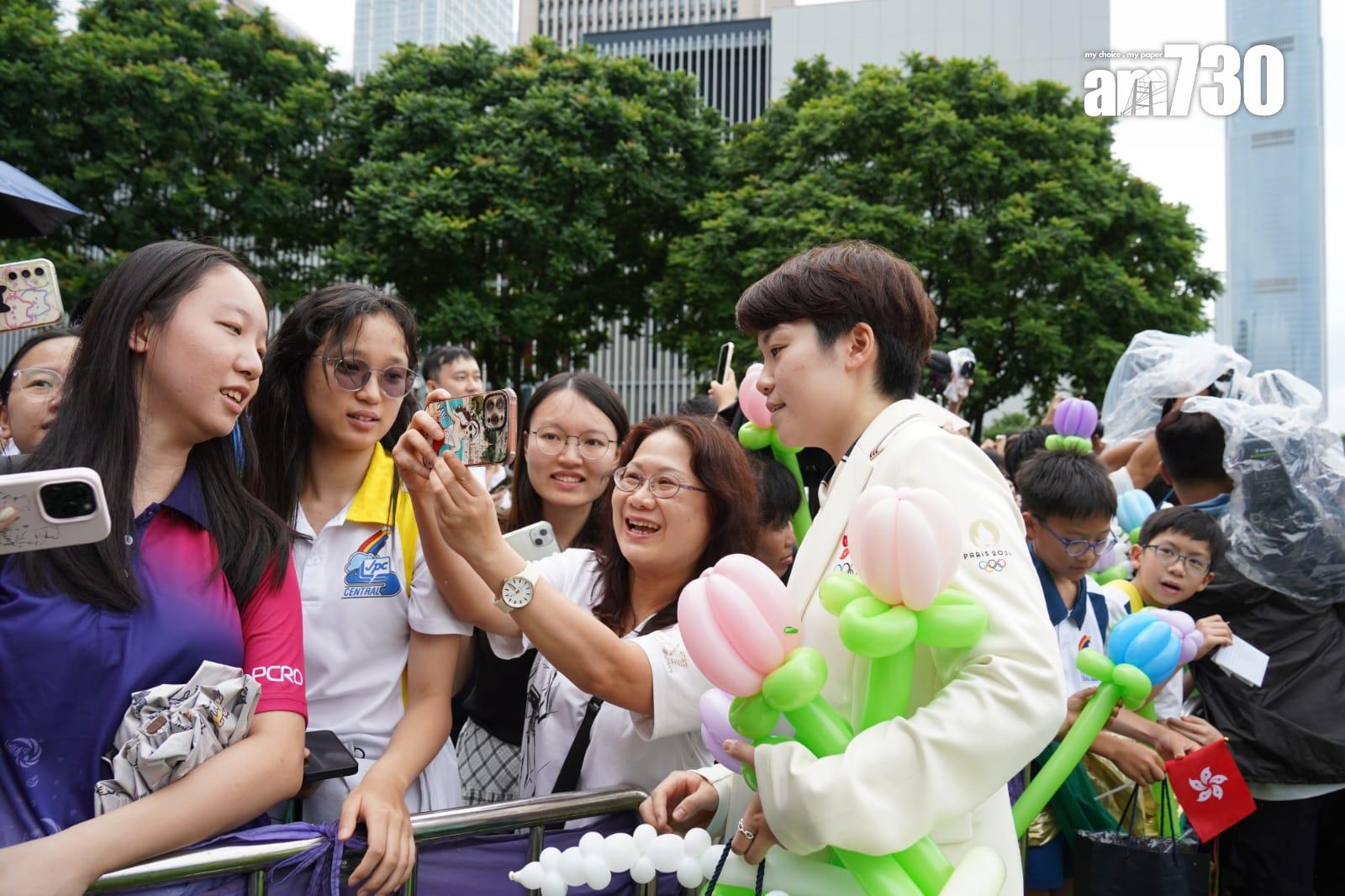 巴黎奧運港隊巡遊|中國香港代表團成員抵添馬公園與學生交流。(吳康琦攝)