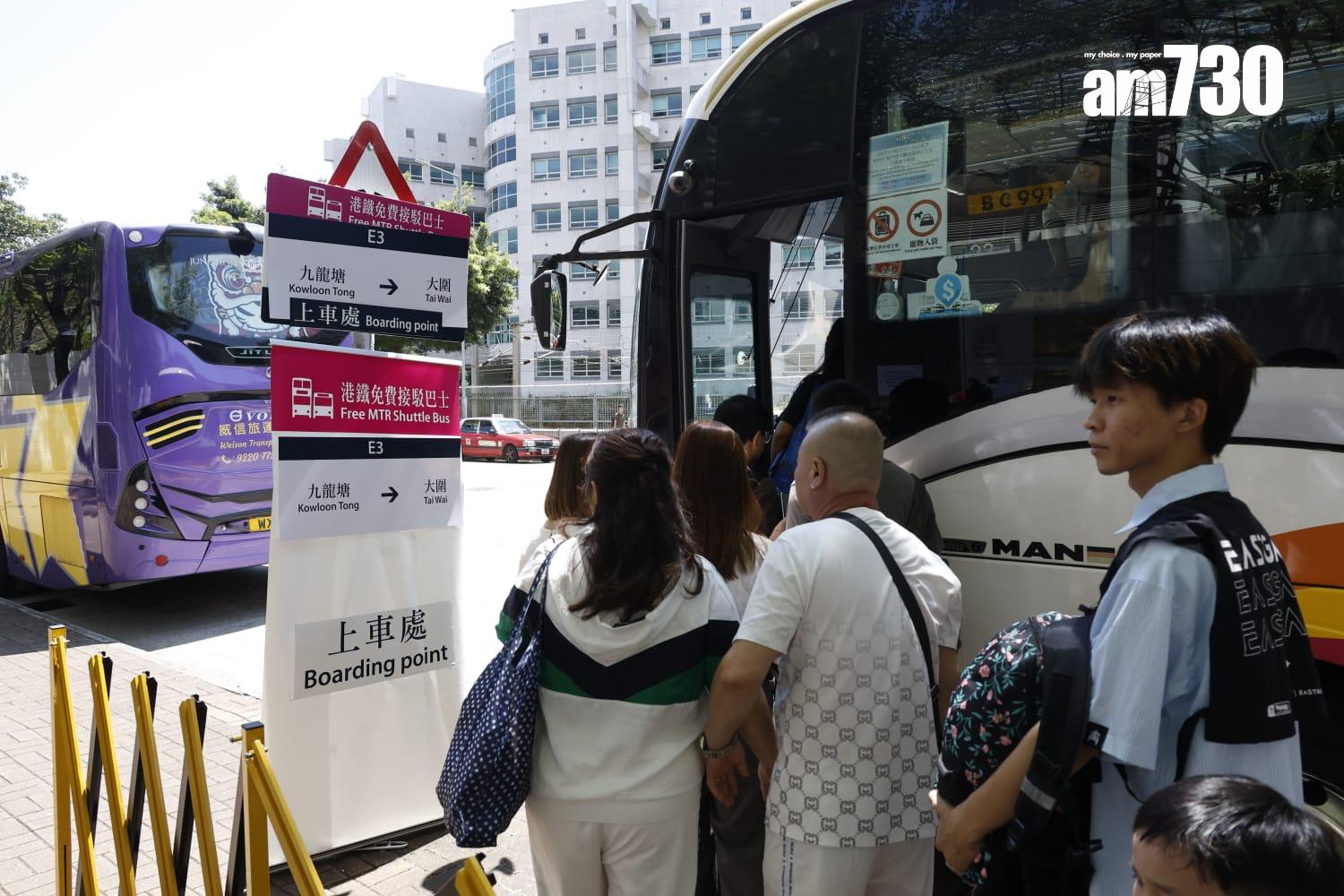 港鐵安排免費接載列車。(林俊源攝)
