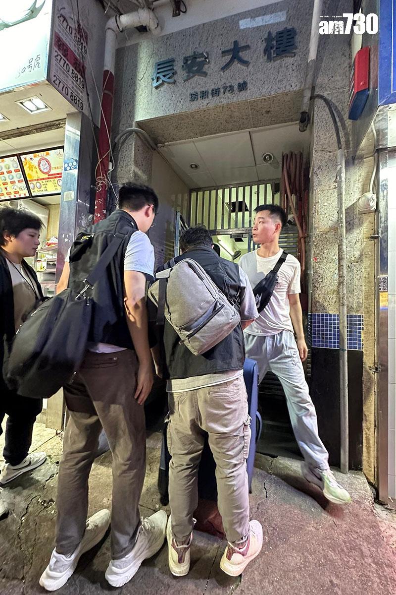 觀塘長安大樓一個單位發現兩具屍體,警方到場調查。(陳奕釗攝)