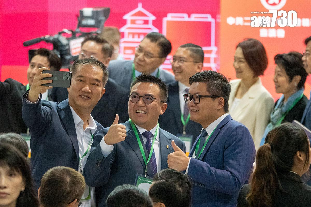 有三中全會精神宣講會的與會者拍照留念。(陳奕釗攝)