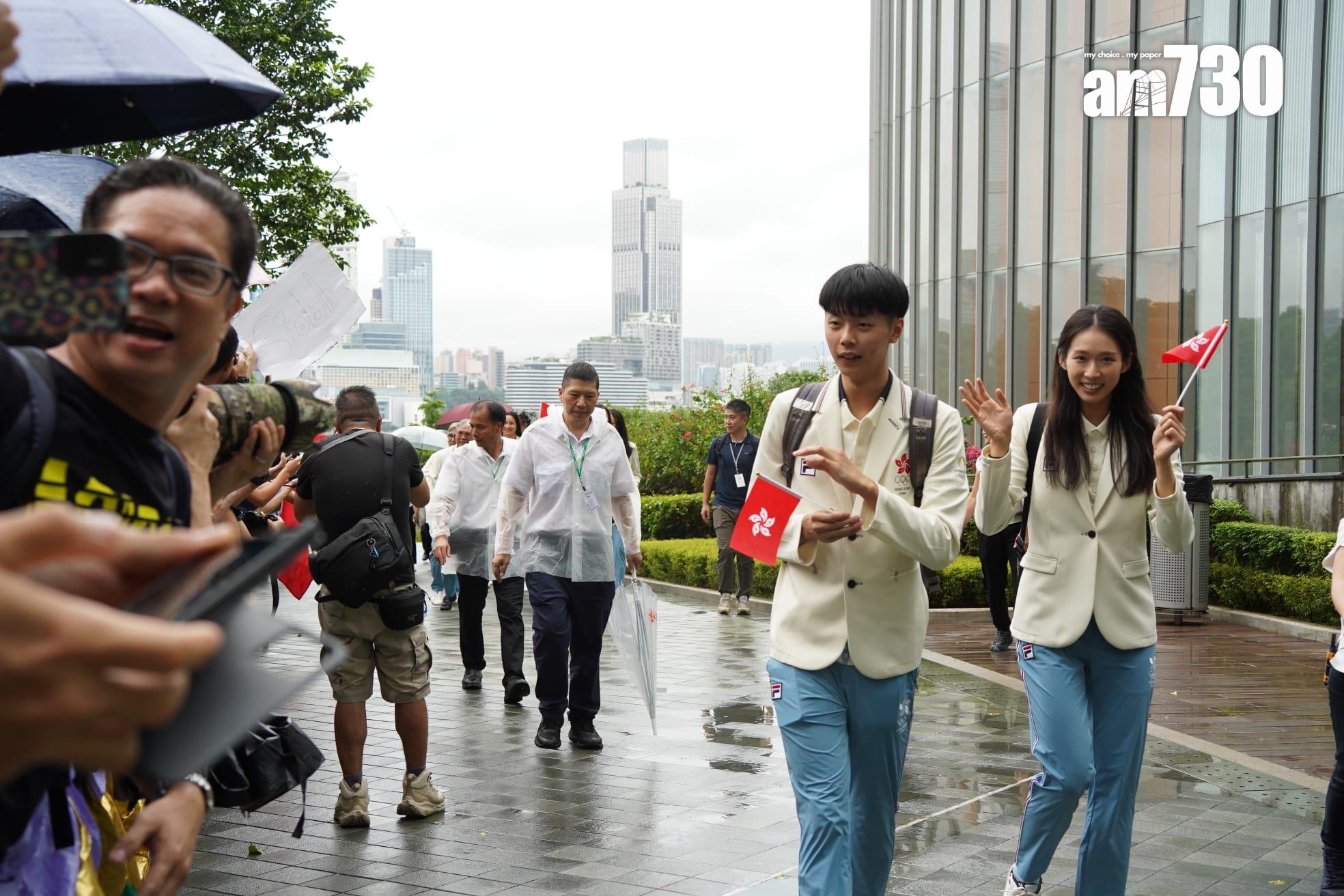 巴黎奧運港隊巡遊|中國香港代表團成員抵添馬公園與學生交流。(吳康琦攝)