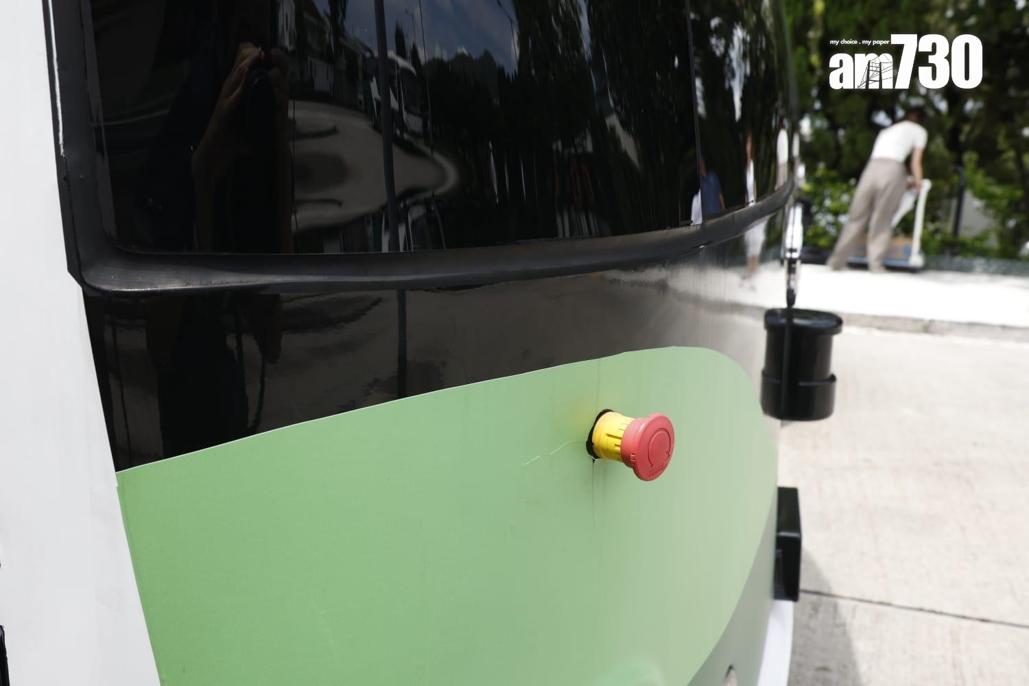 無人駕駛小巴8月26日起在錦綉花園試驗接載居民。(林俊源攝)