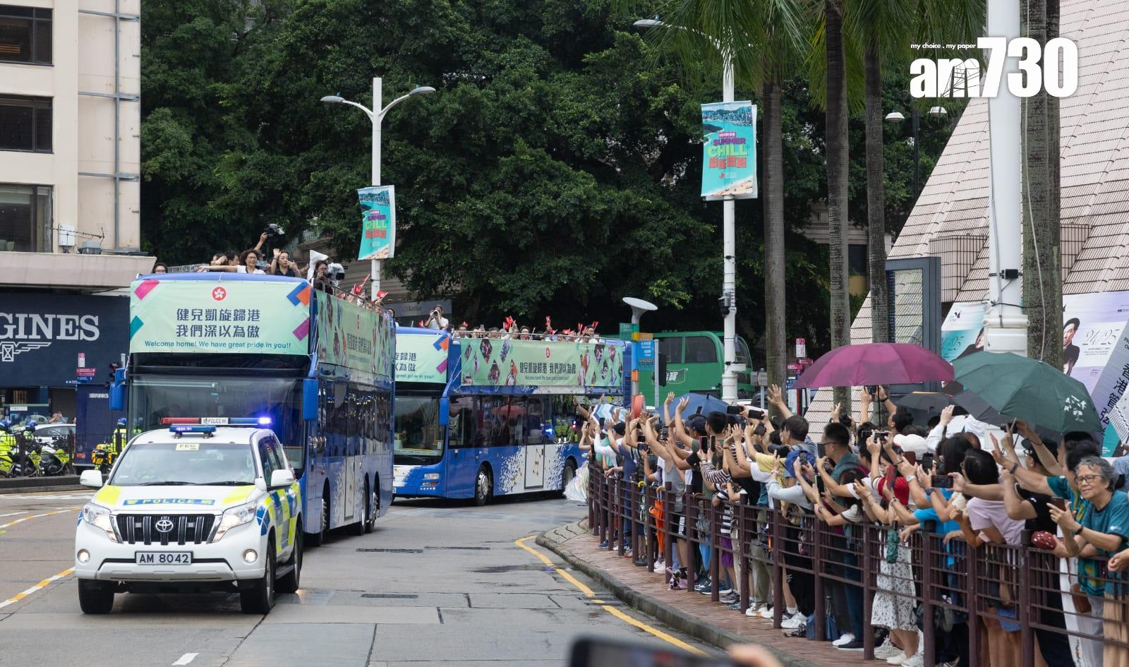 巴黎奧運會中國香港代表團巴士巡遊抵達尖沙咀,獲在場市民遊客歡迎。(蘇文傑攝)