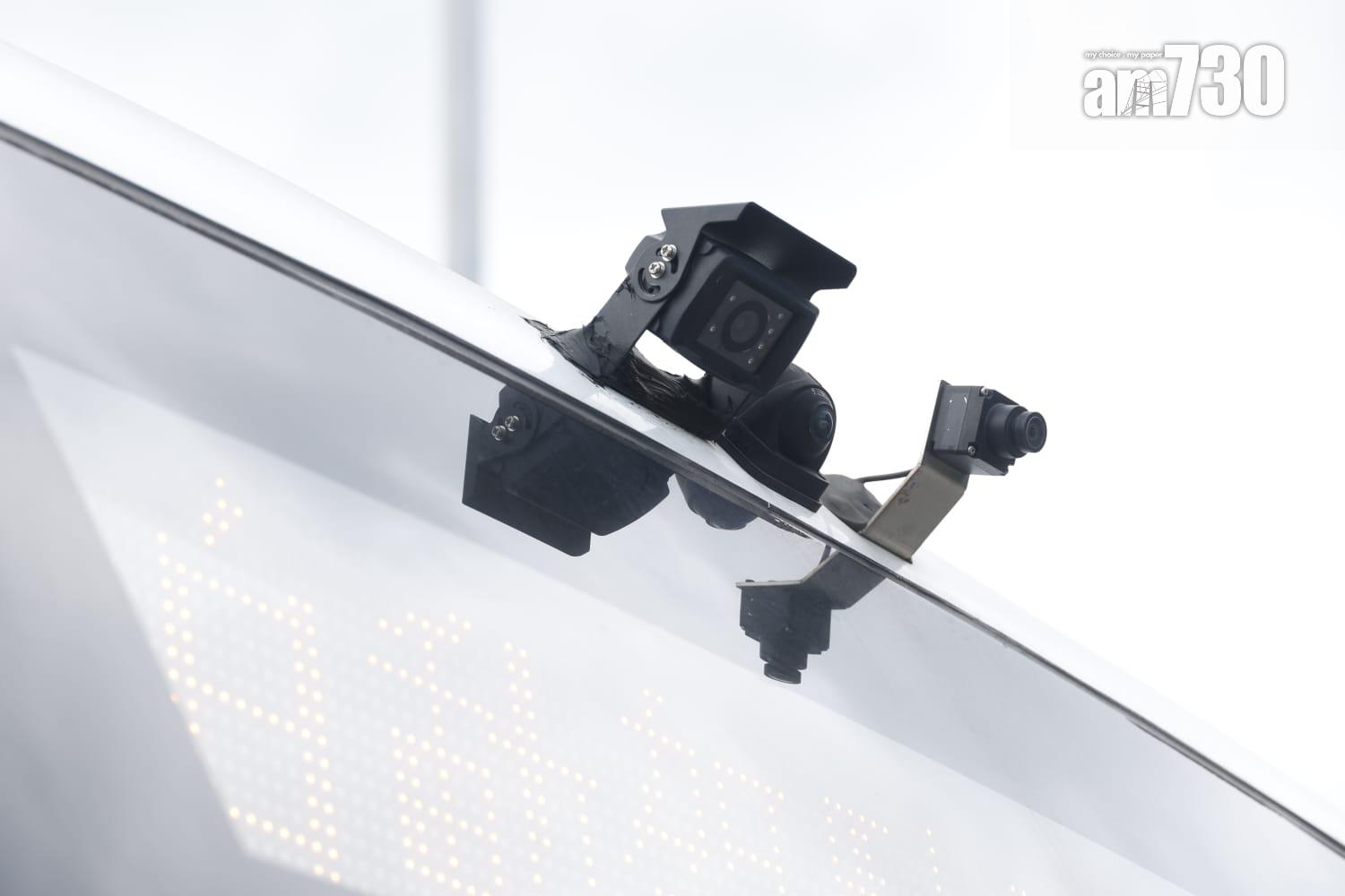 無人駕駛小巴設有倒車閉路電視。(林俊源攝)