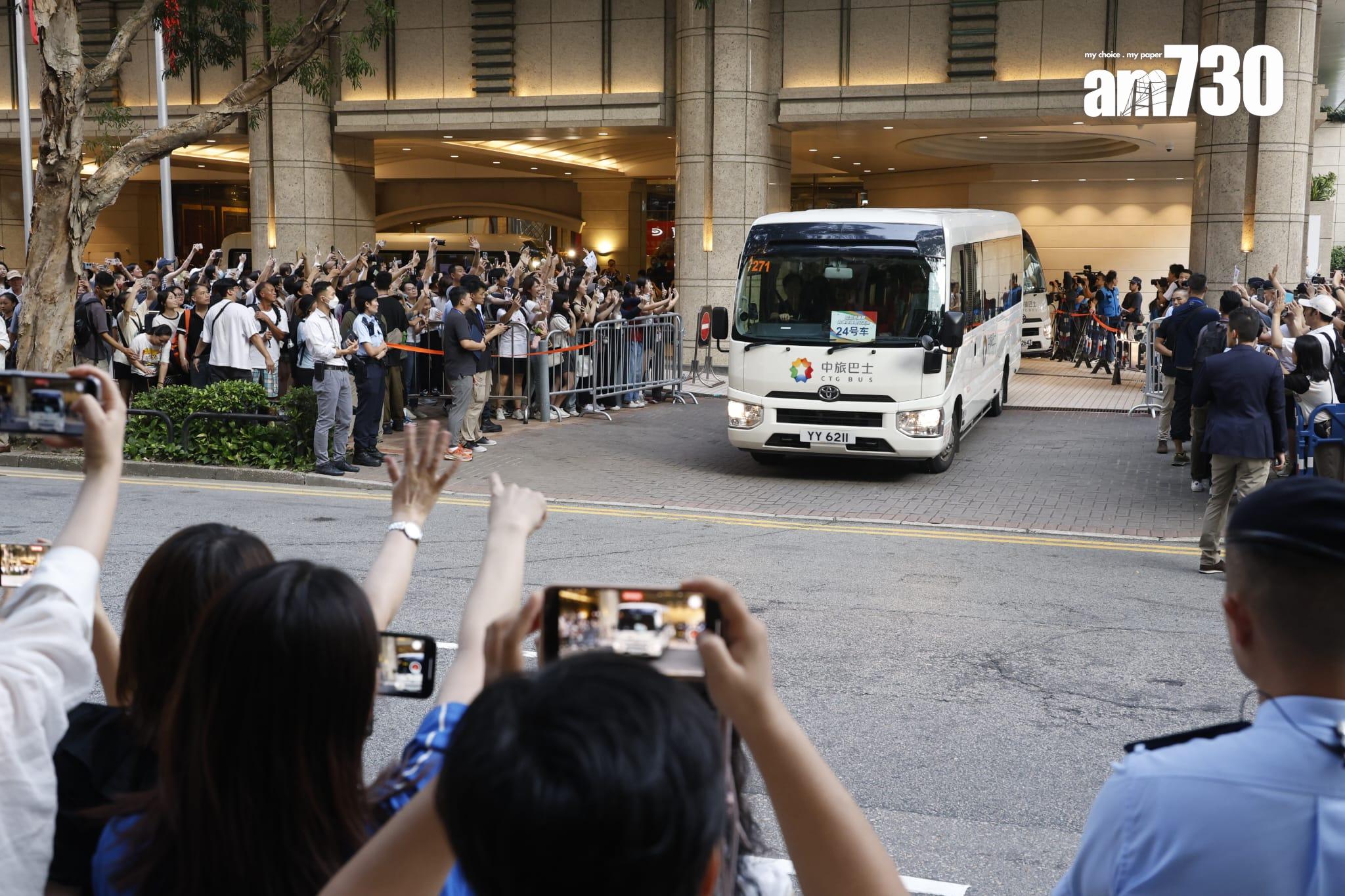 代表團入住尖沙咀一間酒店,酒店外有大批粉絲等待(林俊源攝)