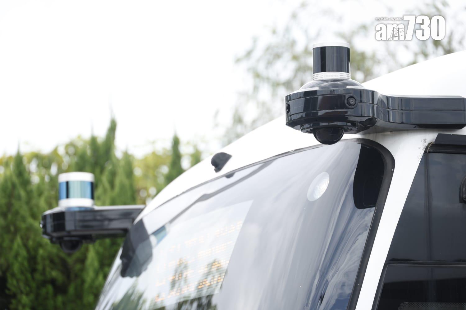 無人駕駛小巴車頭左右兩側有多線激光雷達。(林俊源攝)