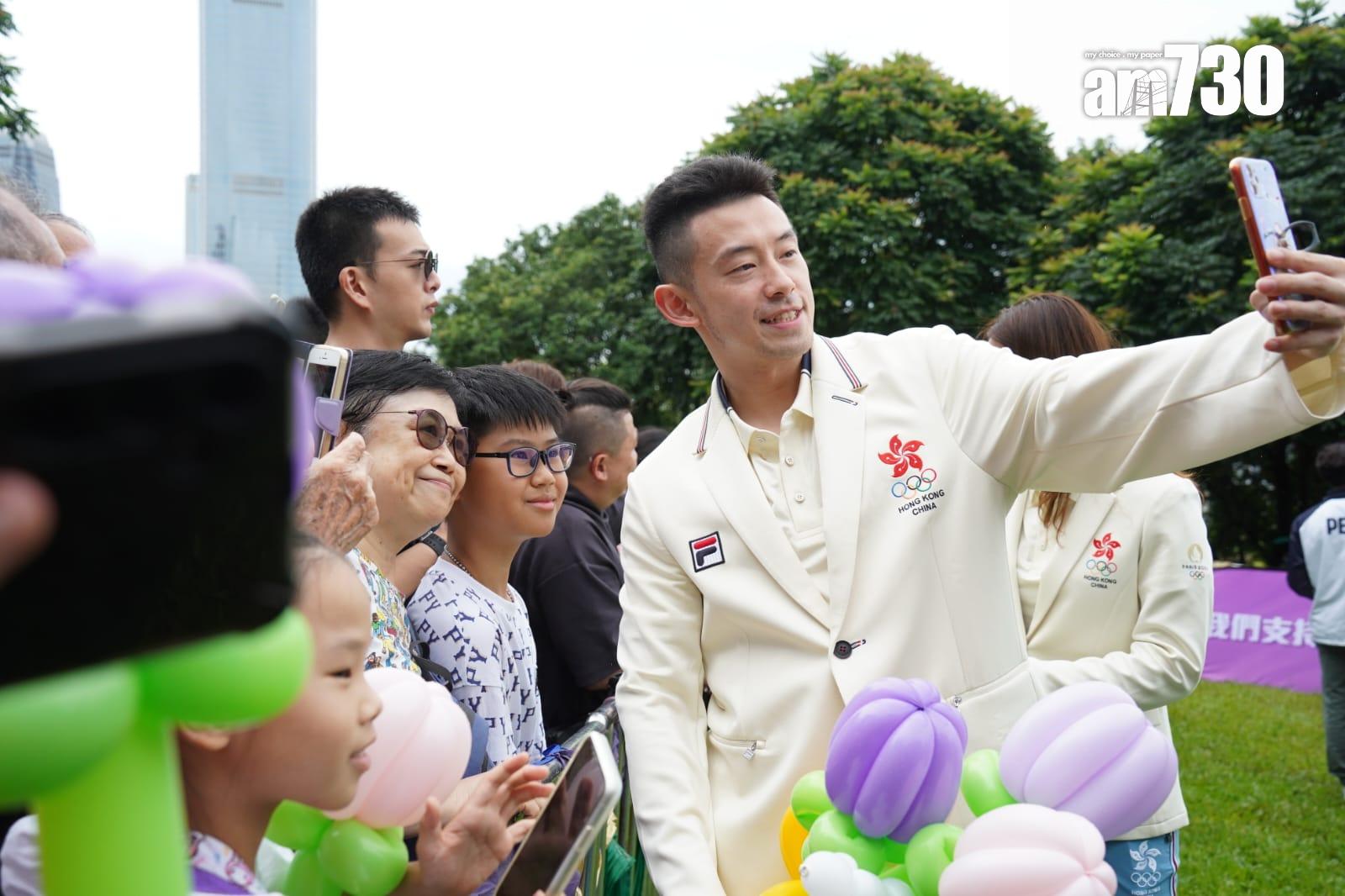 巴黎奧運港隊巡遊|中國香港代表團成員抵添馬公園與學生交流。(吳康琦攝)
