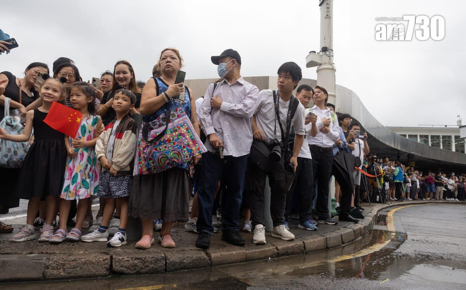 巴黎奧運會中國香港代表團巴士巡遊抵達尖沙咀,獲在場市民遊客歡迎。(蘇文傑攝)