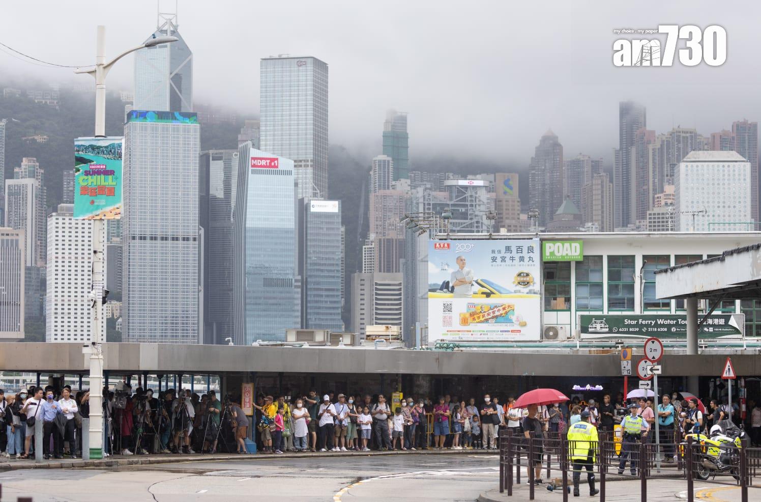 巴黎奧運會中國香港代表團巴士巡遊抵達尖沙咀,獲在場市民遊客歡迎。(蘇文傑攝)
